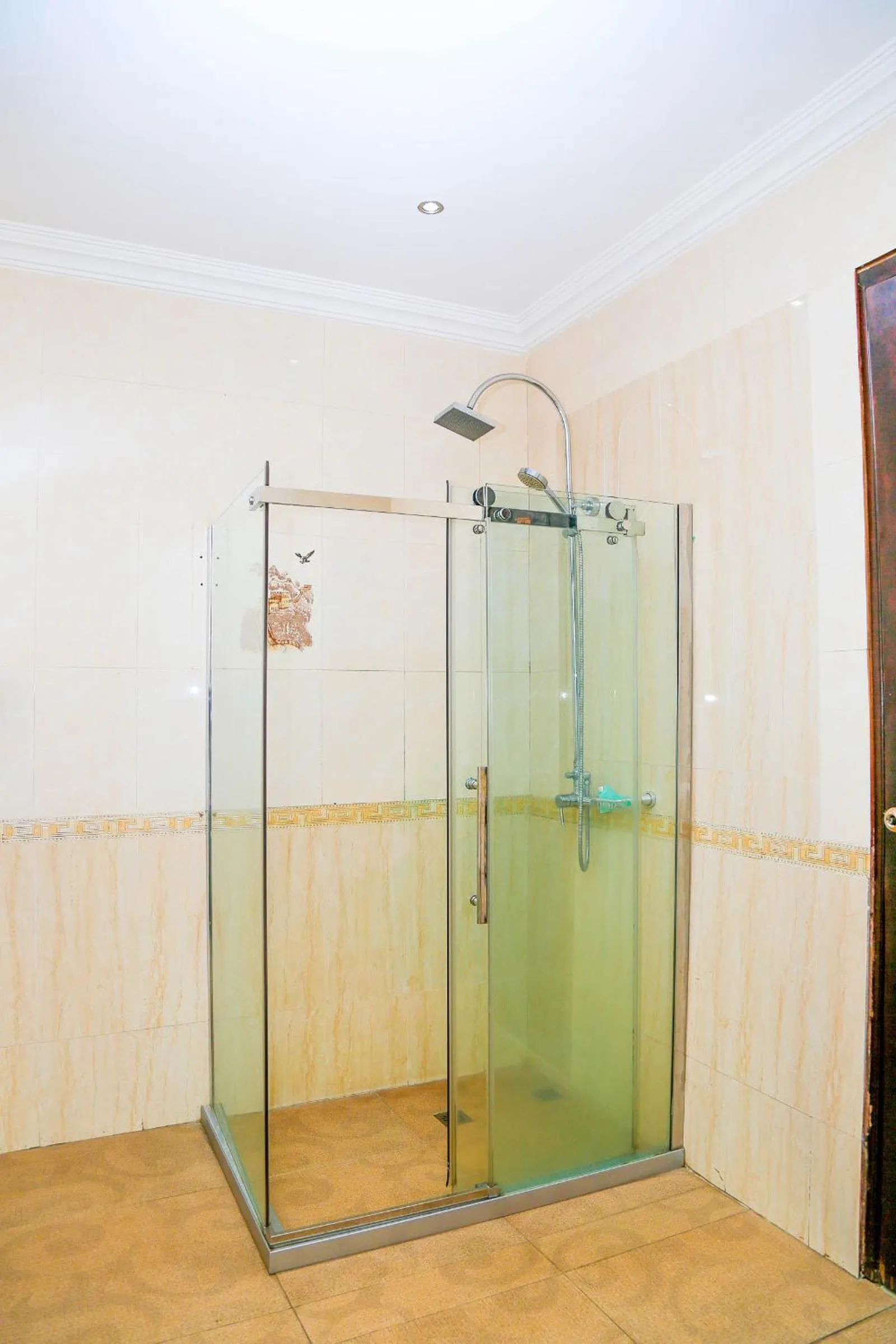 Shower in Midindi Hotel