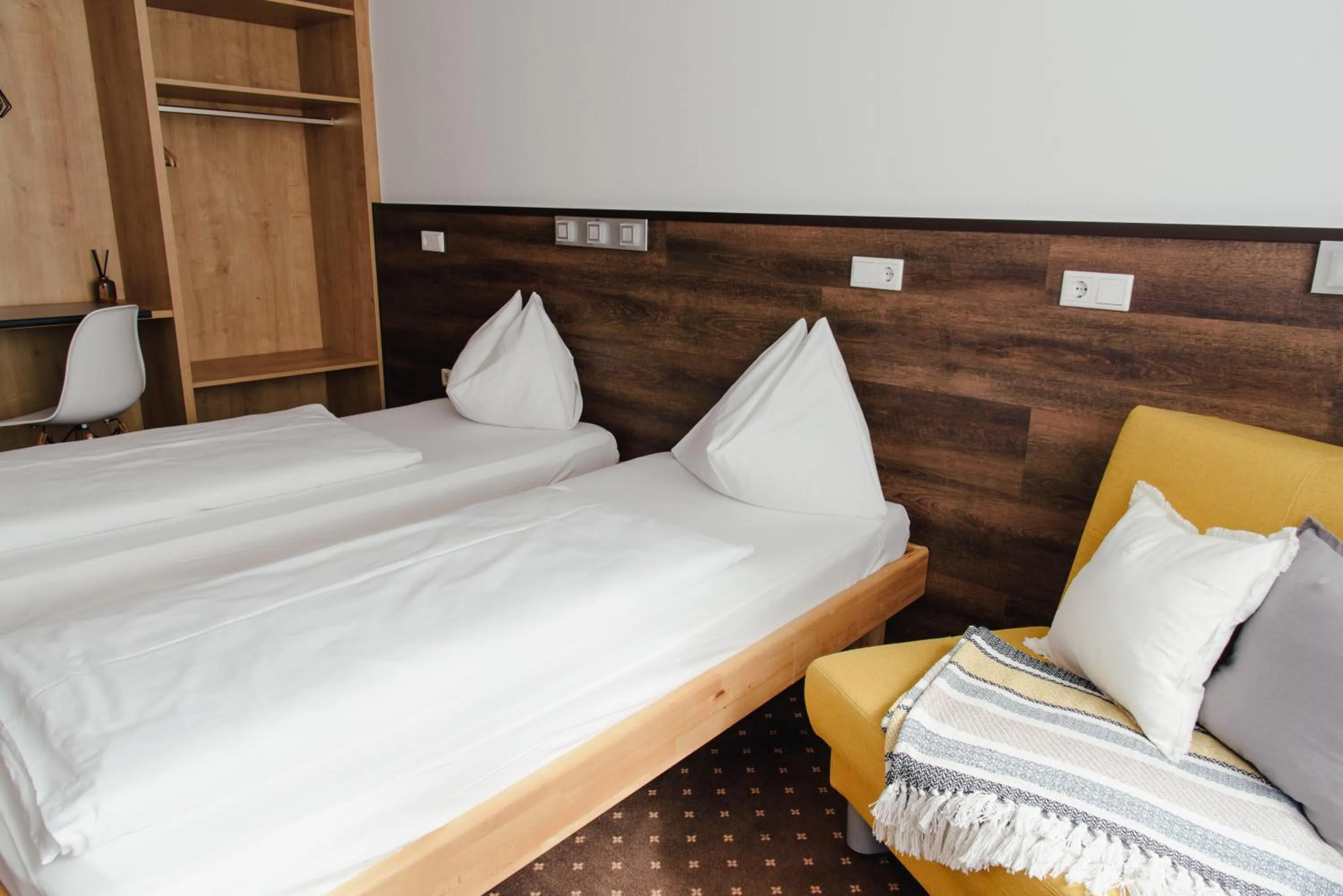 Photo of the whole room, Bed in Hotel Drei Kreuz - Self Check In