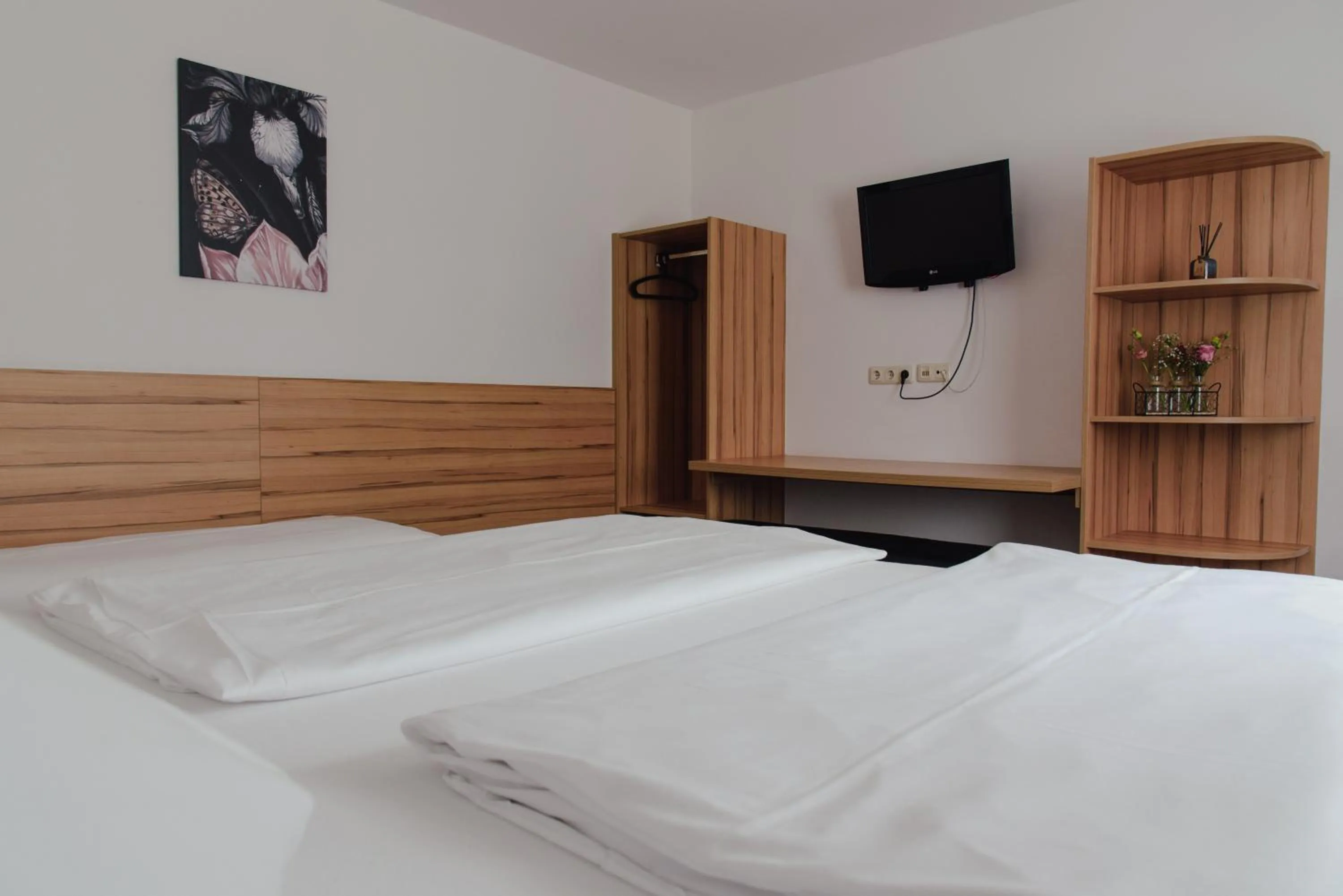 Photo of the whole room, Bed in Hotel Drei Kreuz - Self Check In