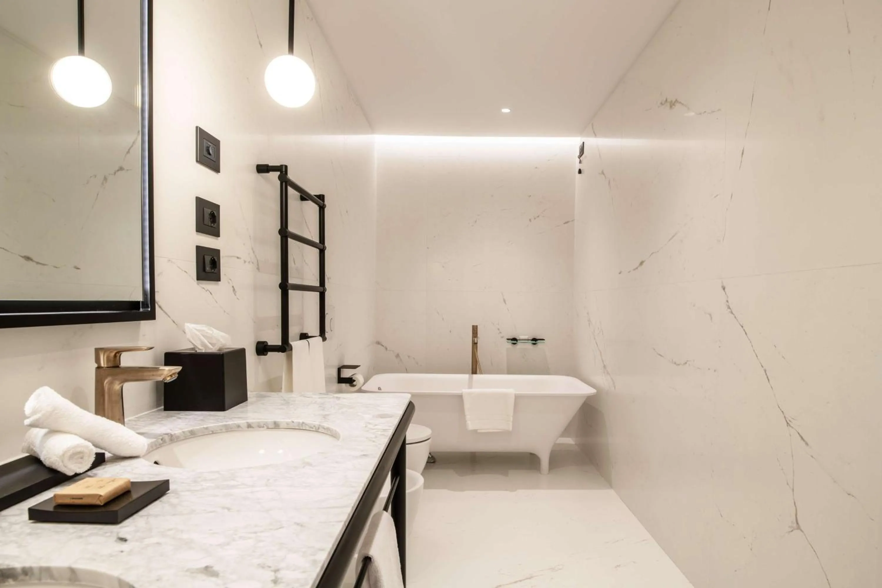 Bathroom, Bed in Luxury Apartments Palazzo Nani