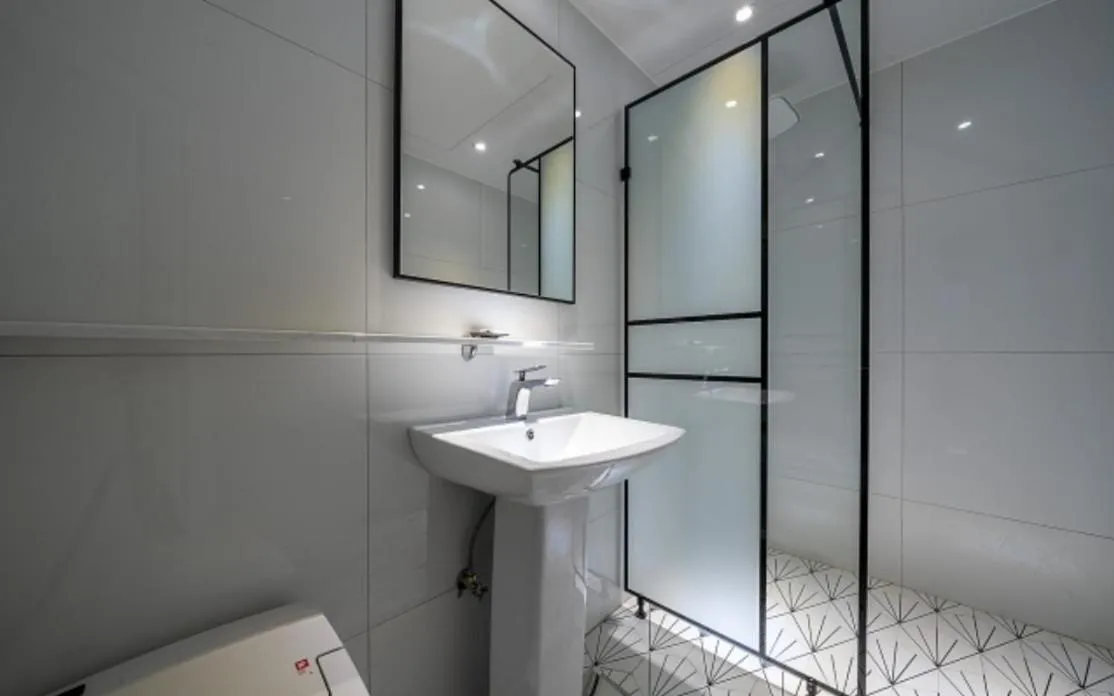 Bathroom in KNox Hotel