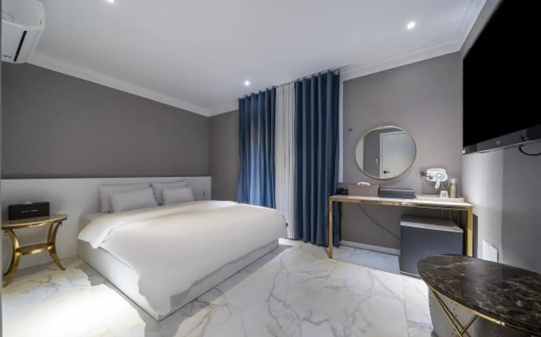 Photo of the whole room, Bed in KNox Hotel