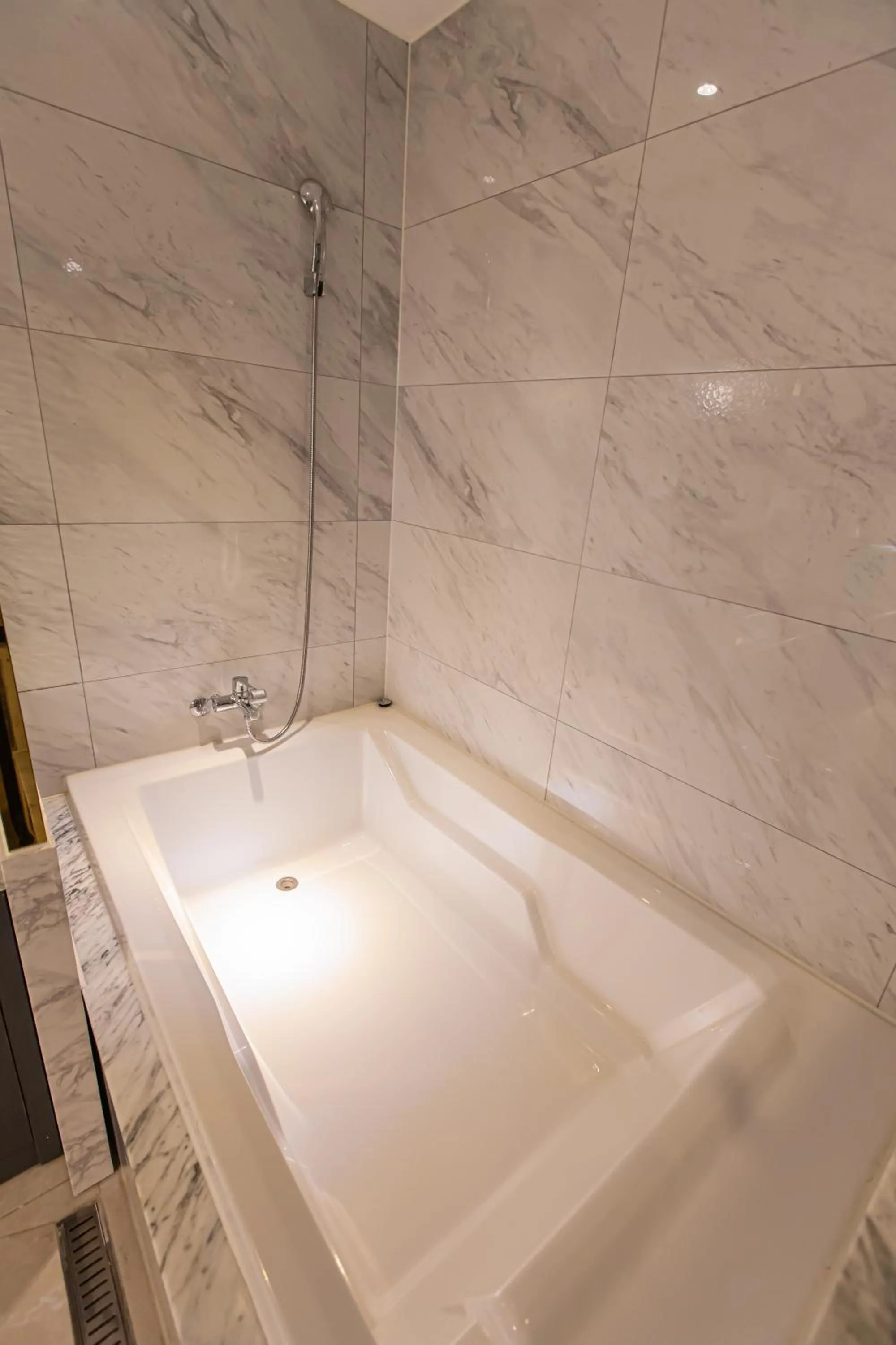 Bathroom in KNox Hotel