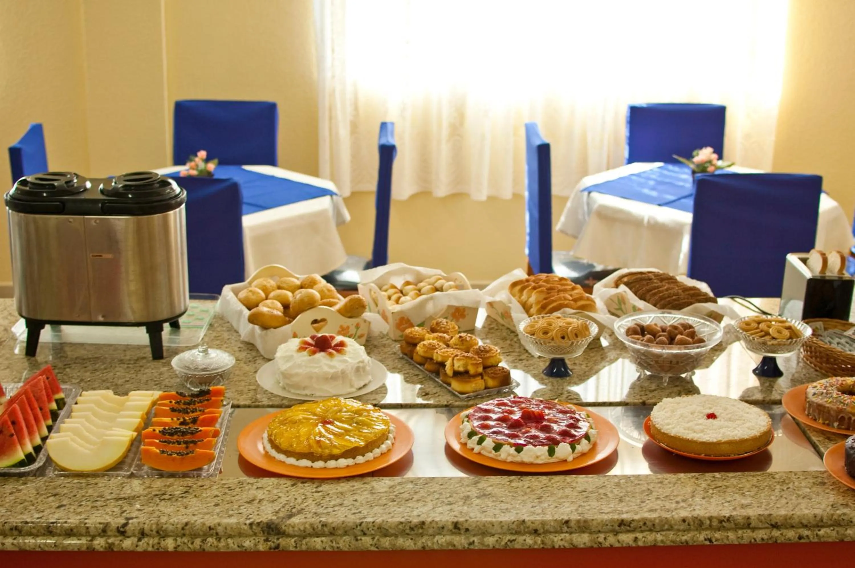 Buffet breakfast in Pousada Vale Del Sol