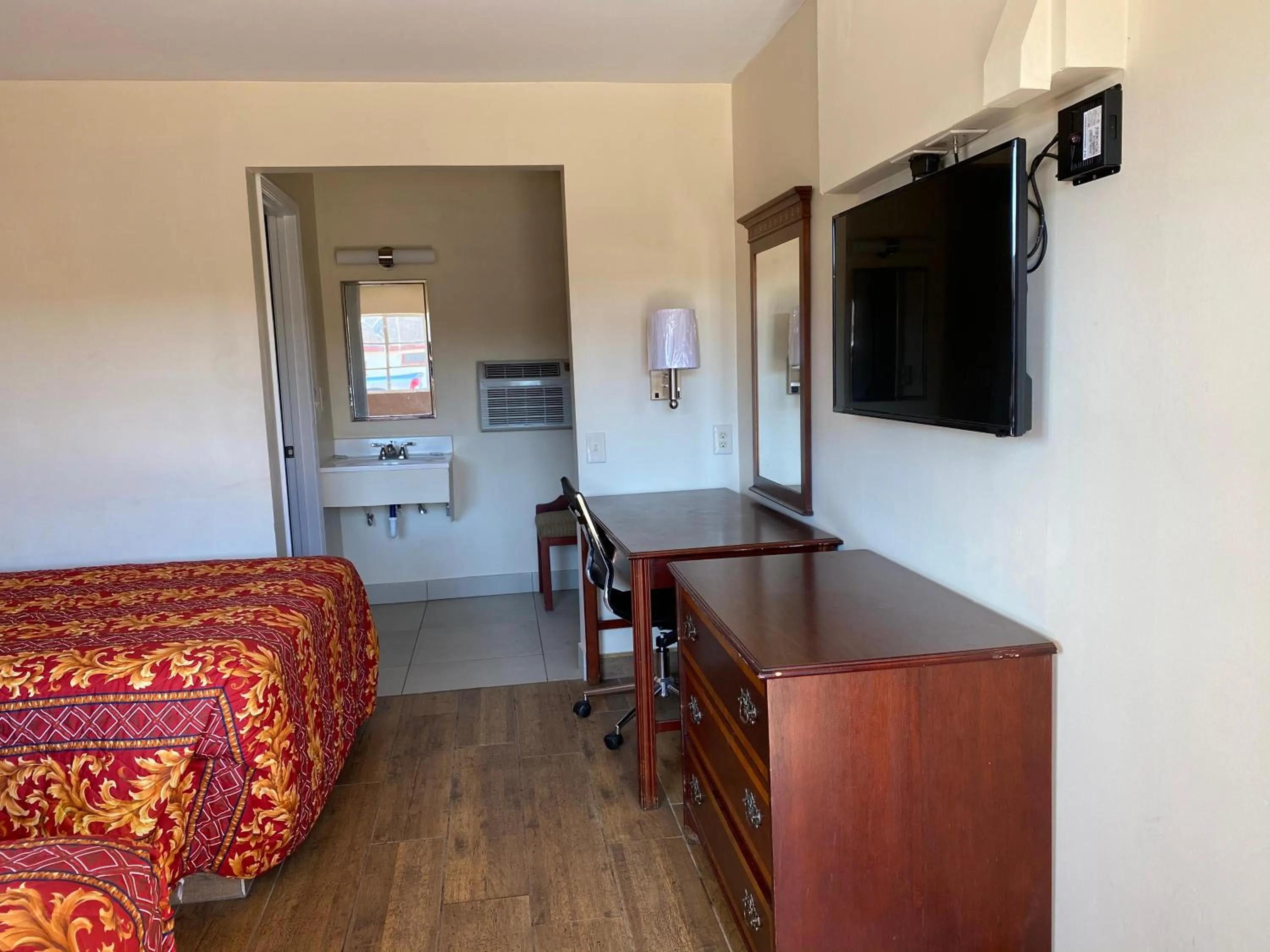 TV and multimedia, Bed in Relax Inn-Plaquemine