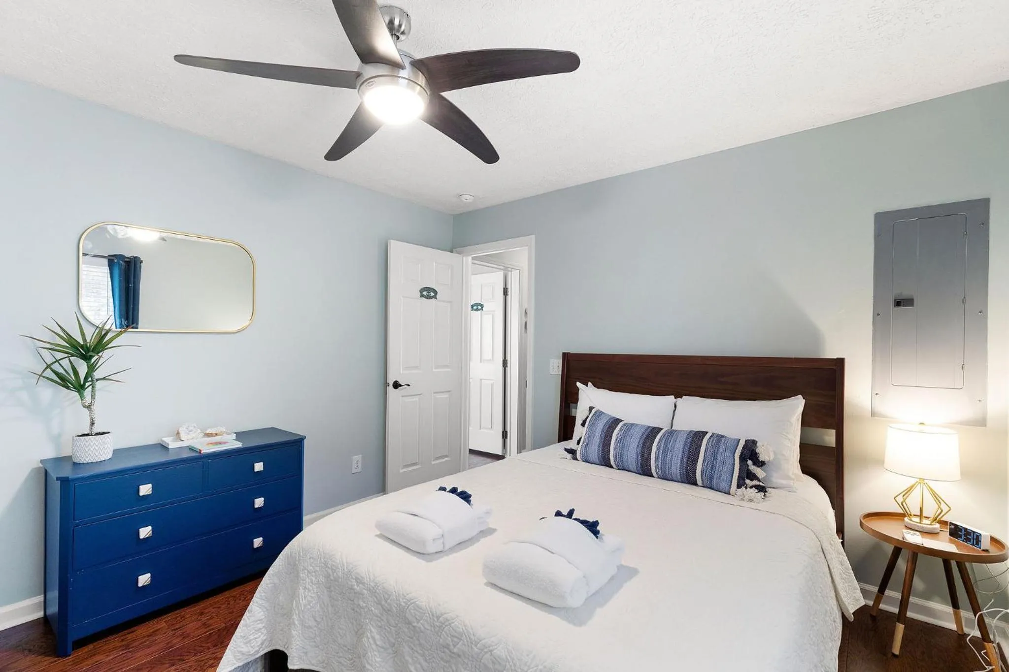 Bed in 2nd Block E Huron - Keep Palm - Adorable House Minutes from the Beach