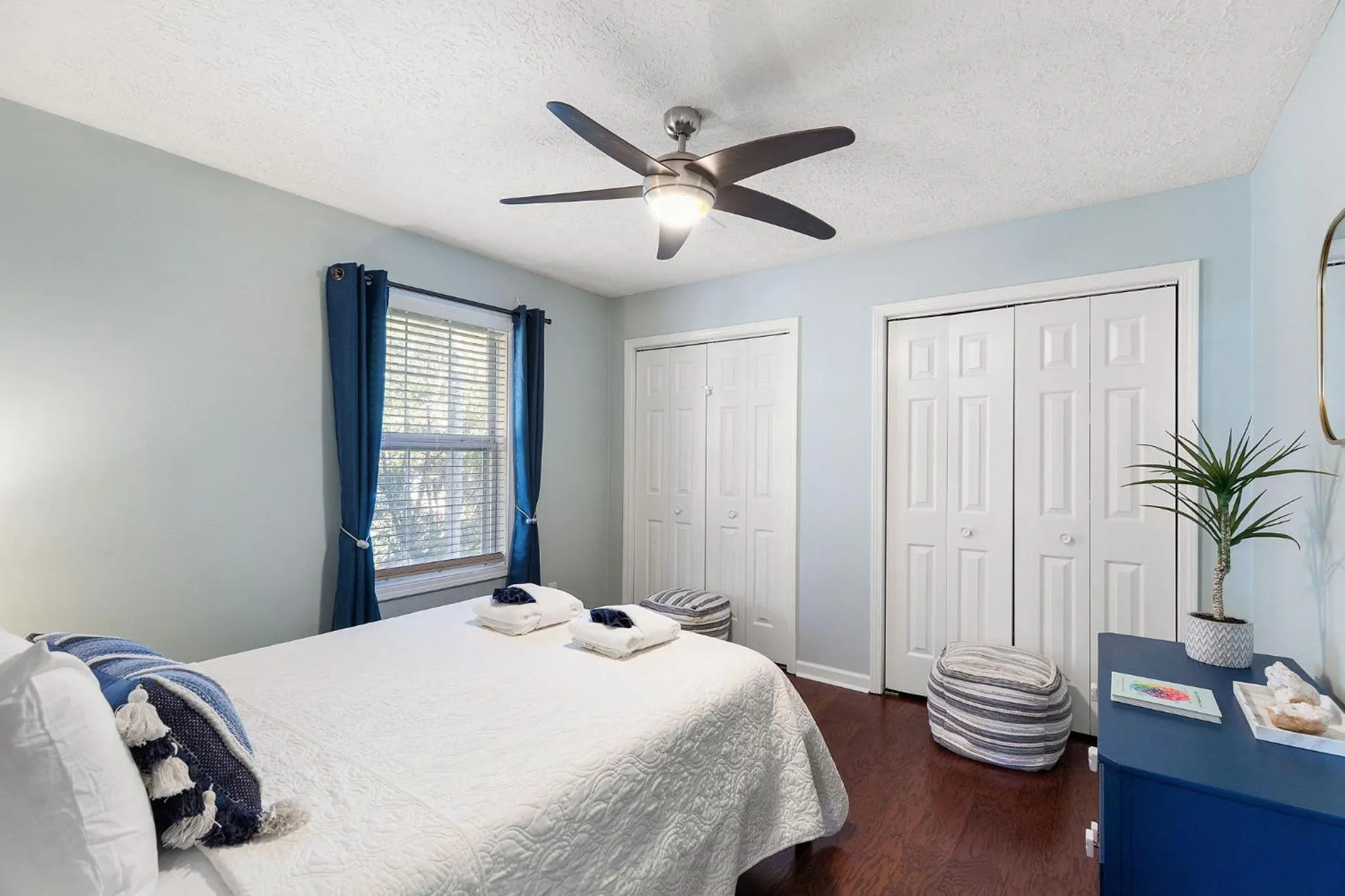 Bed in 2nd Block E Huron - Keep Palm - Adorable House Minutes from the Beach