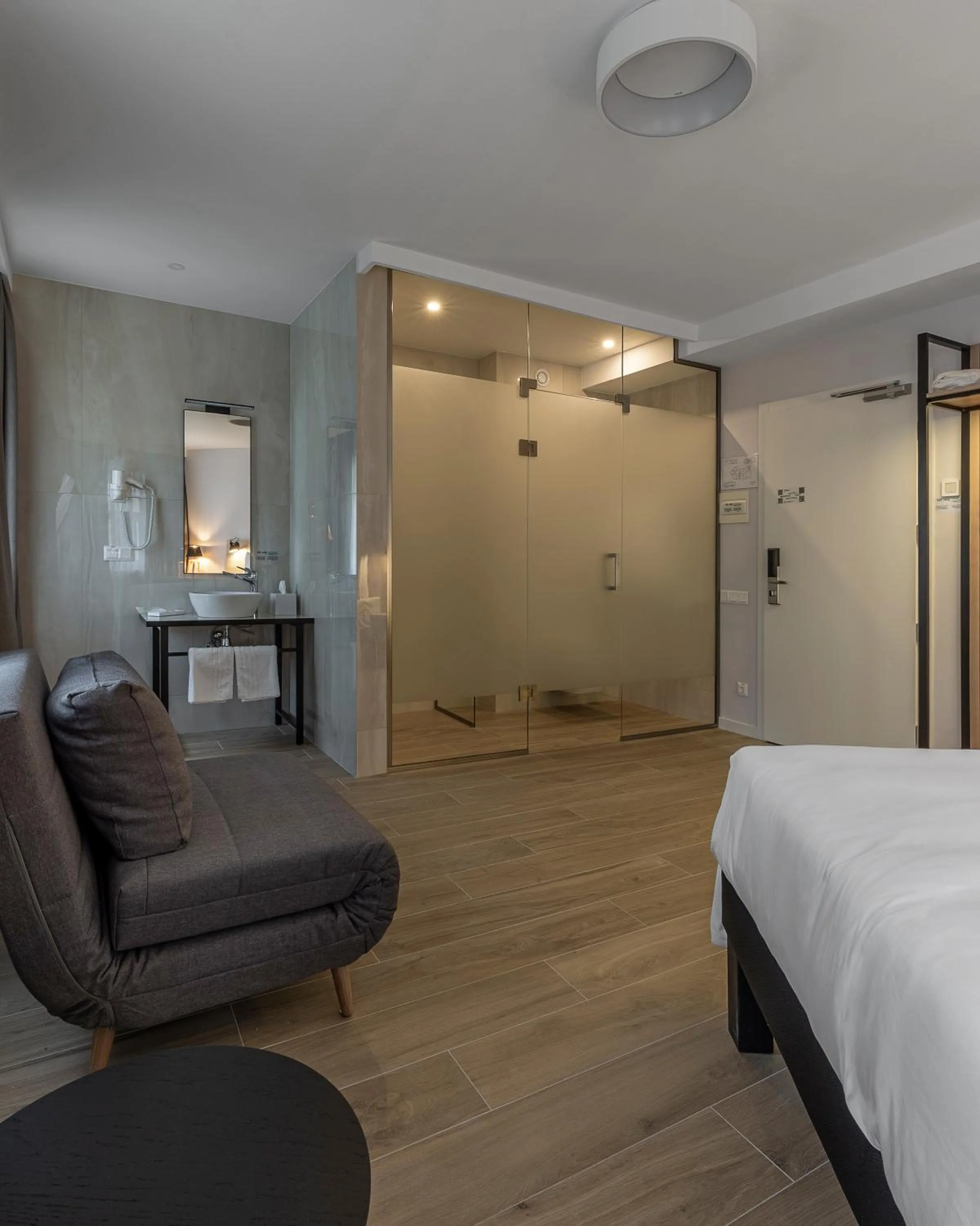 Bathroom, Bed in KONTRAKT Boutique Hotel