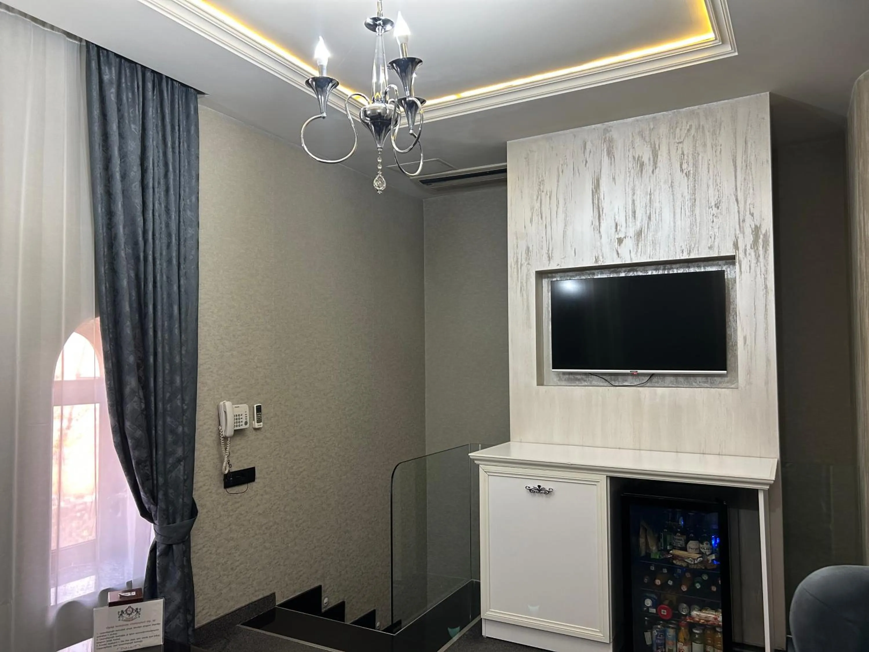 Communal lounge/ TV room in Hotel Roma & Tours