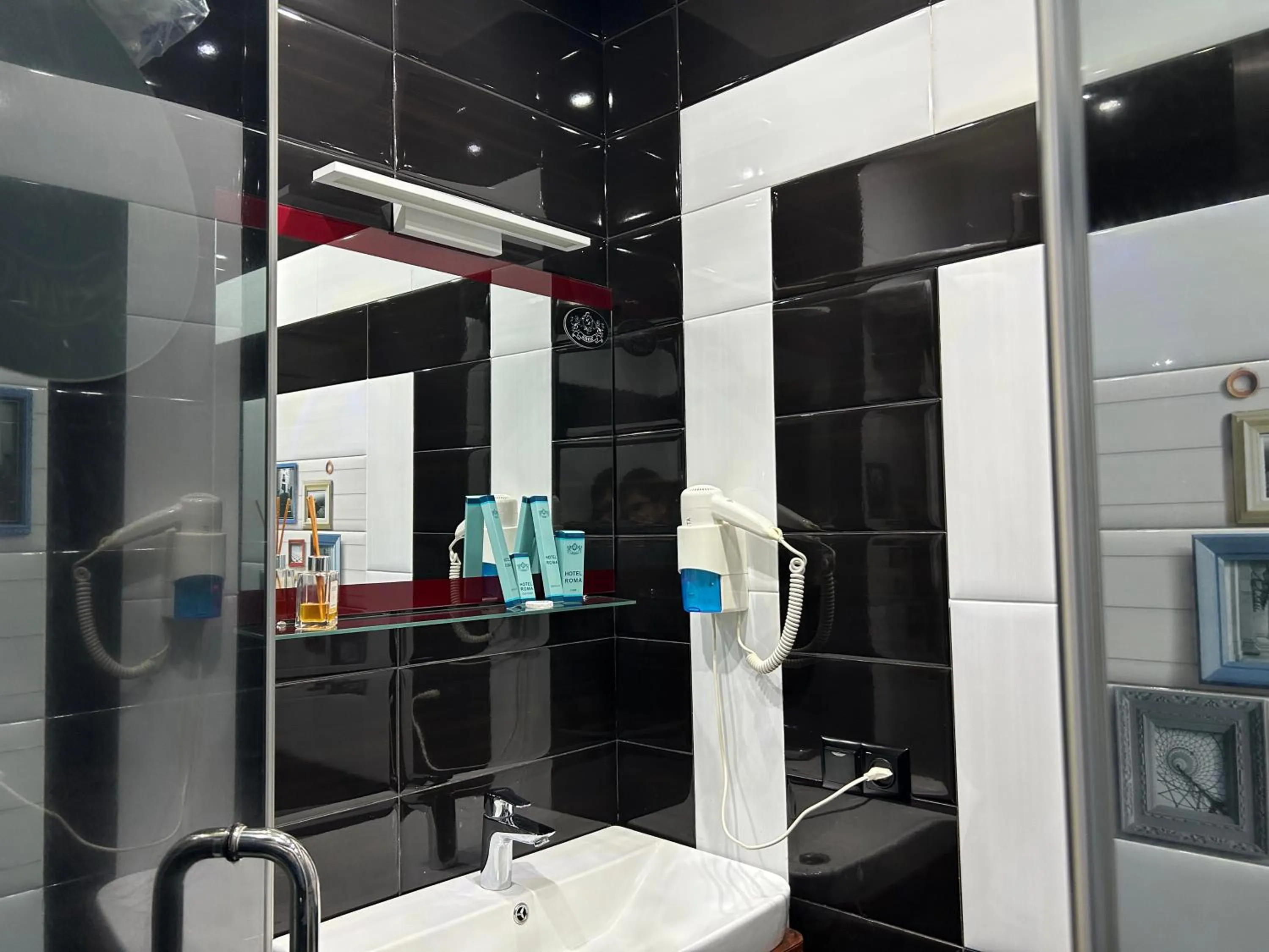 Shower in Hotel Roma & Tours