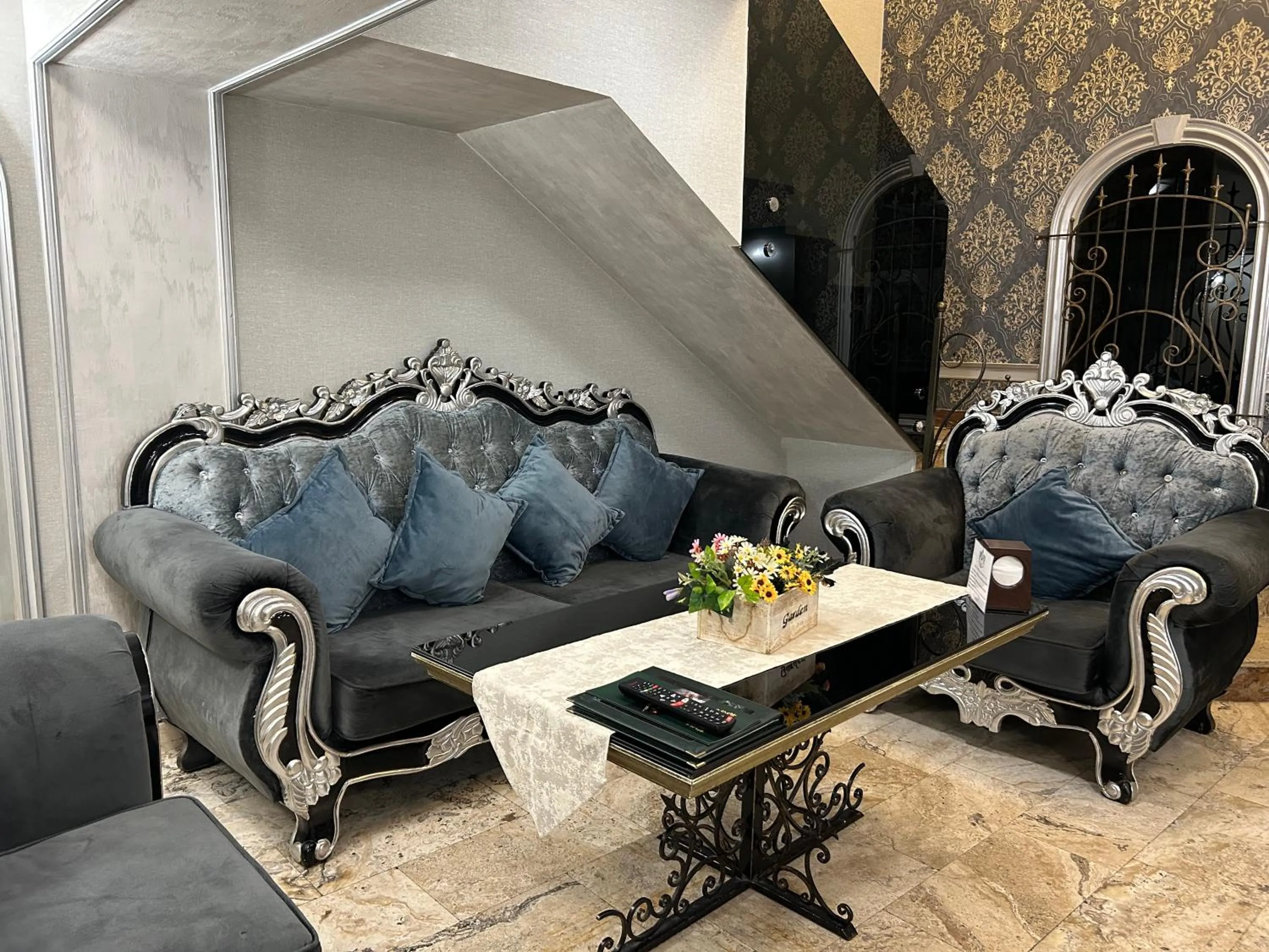 Seating area in Hotel Roma & Tours