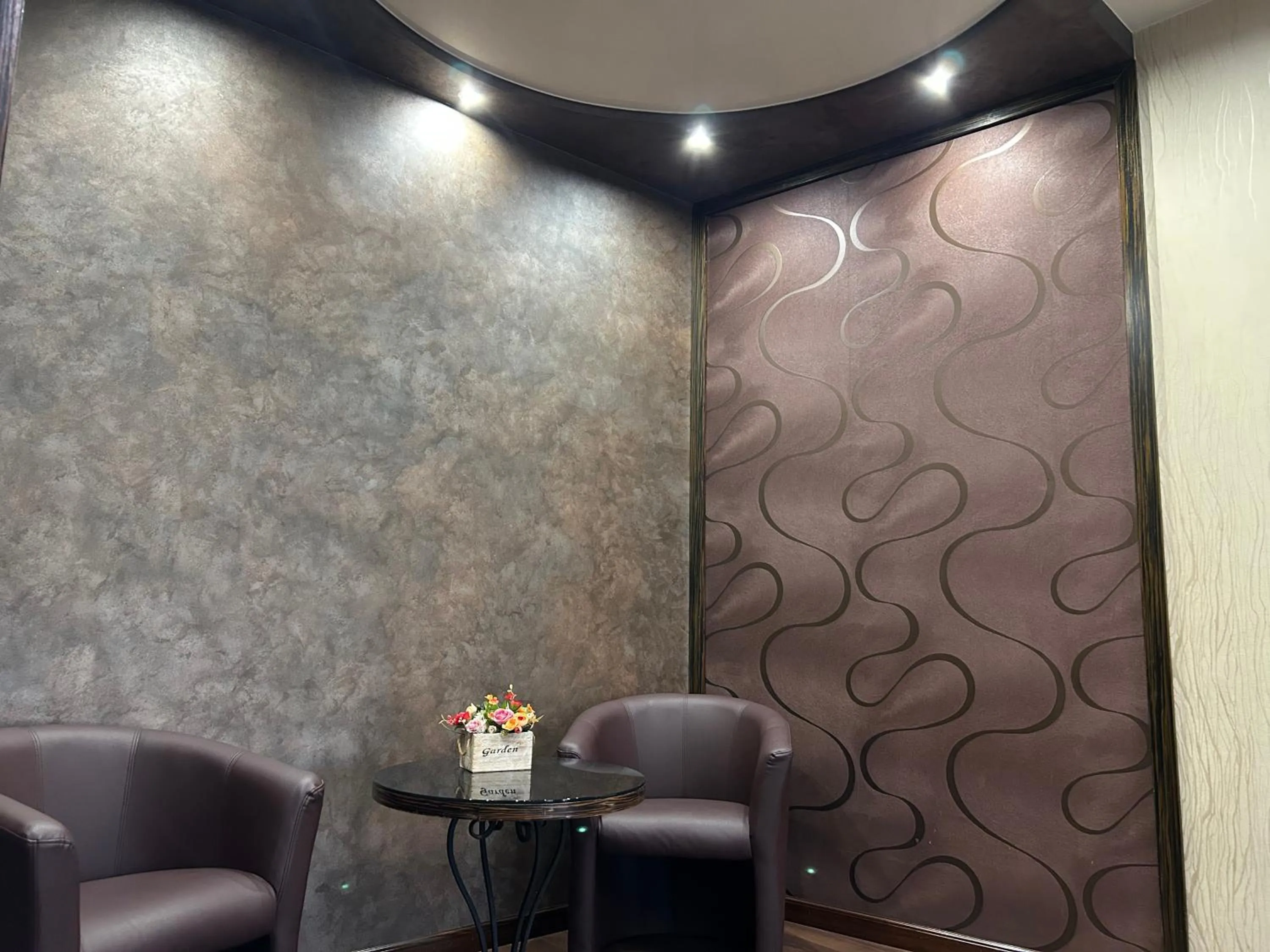 Seating area in Hotel Roma & Tours