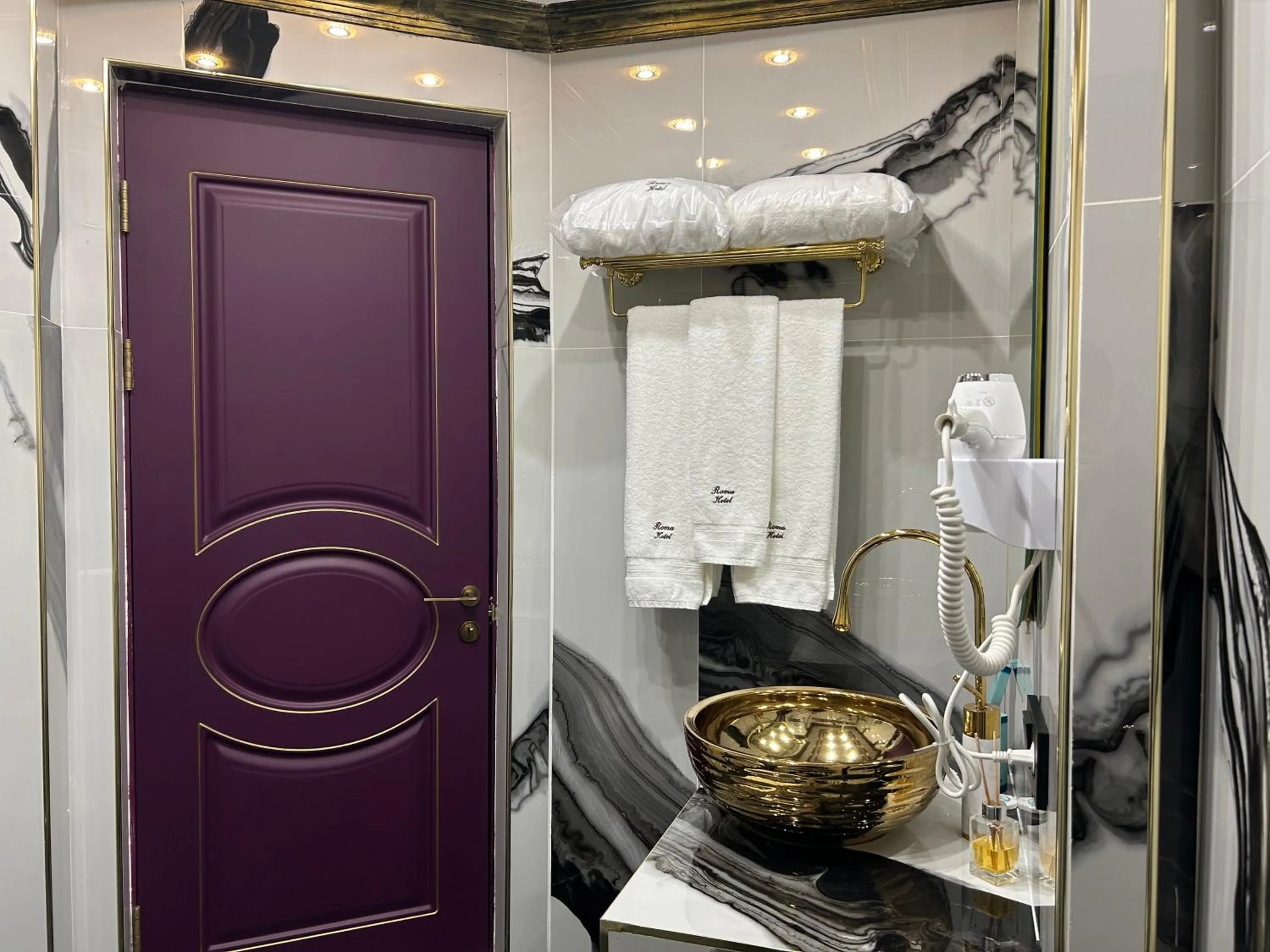 towels in Hotel Roma & Tours