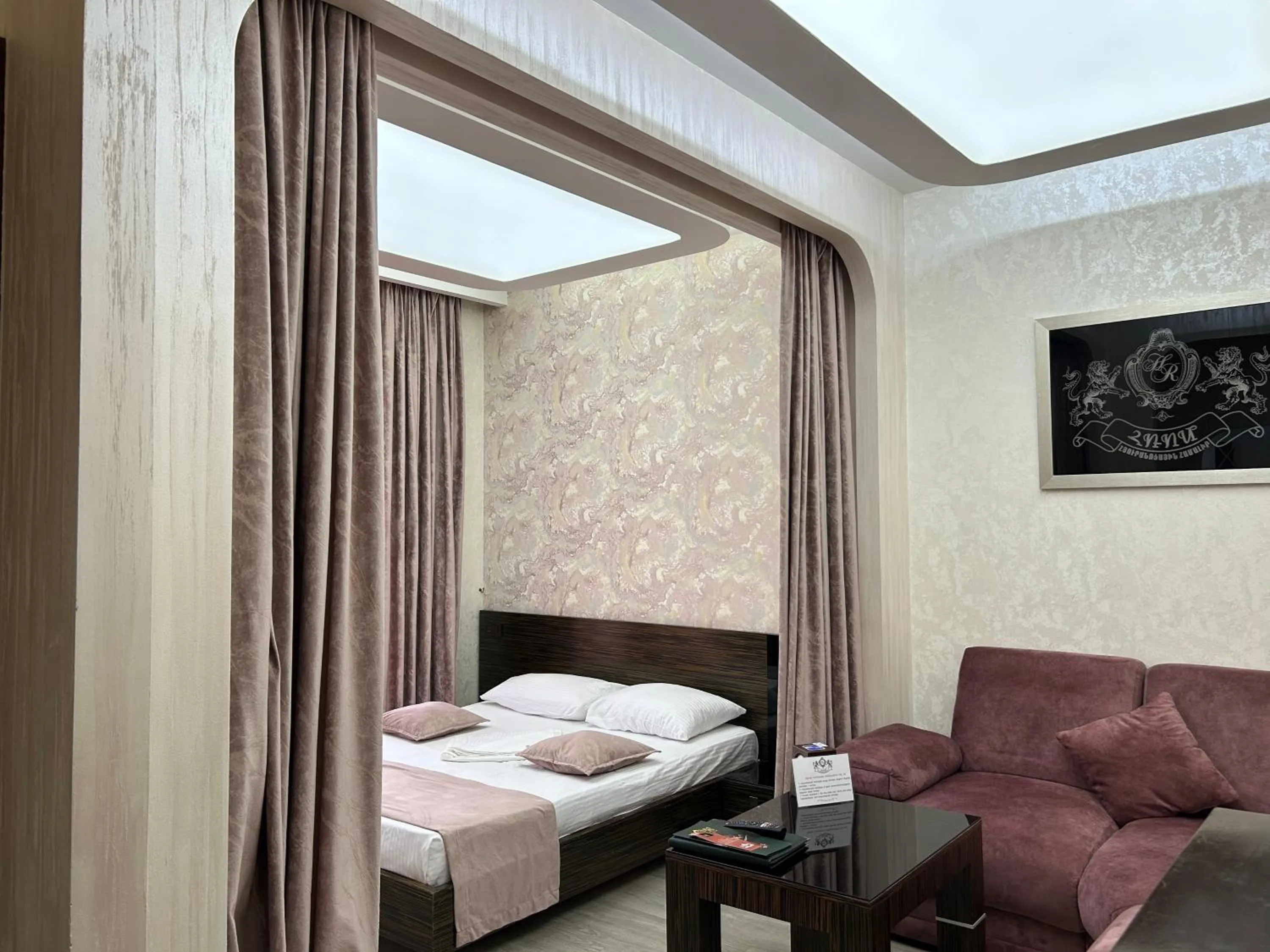 Living room, Bed in Hotel Roma & Tours