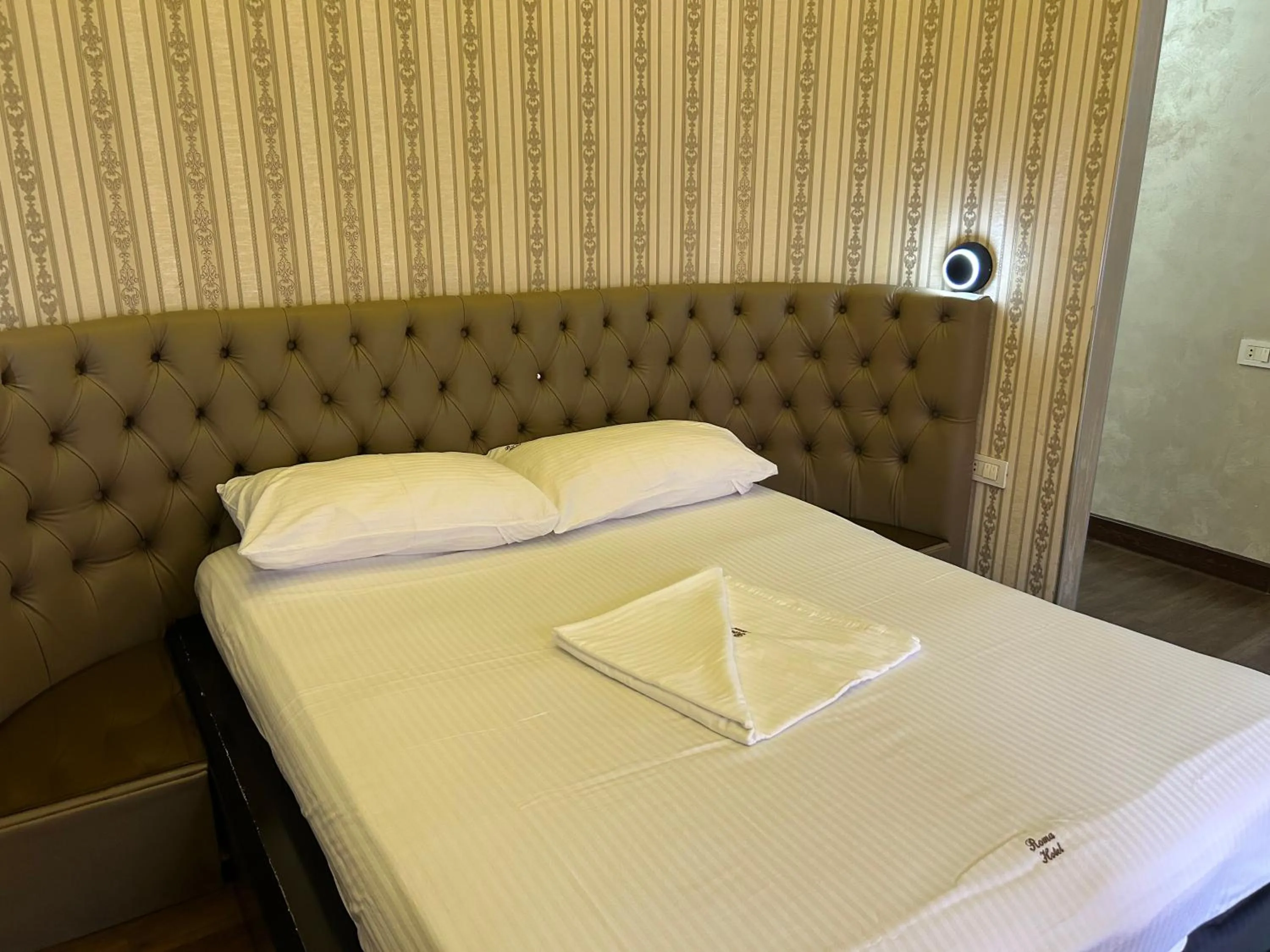 Bed in Hotel Roma & Tours