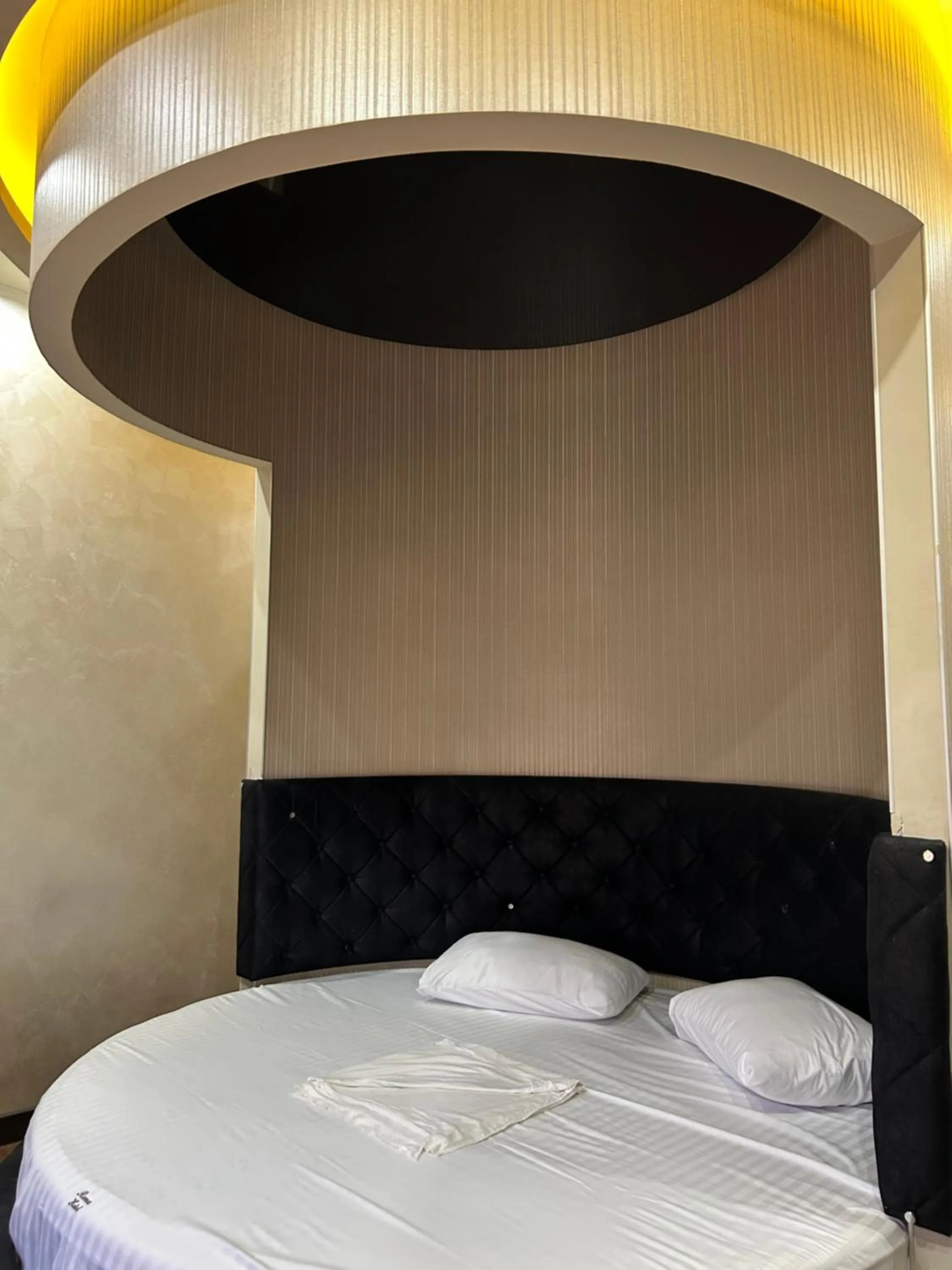 Bed in Hotel Roma & Tours