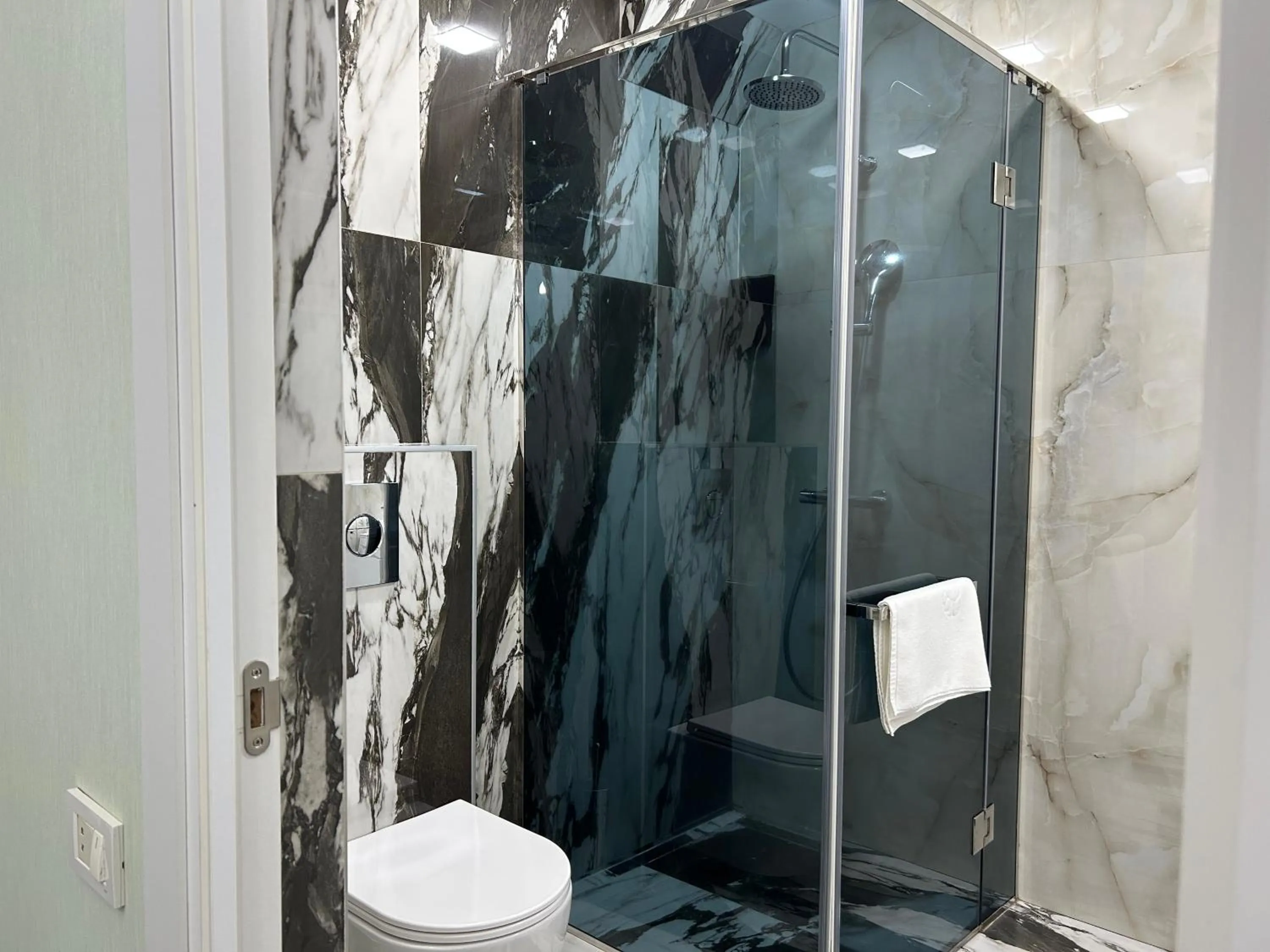 Shower in Hotel Roma & Tours