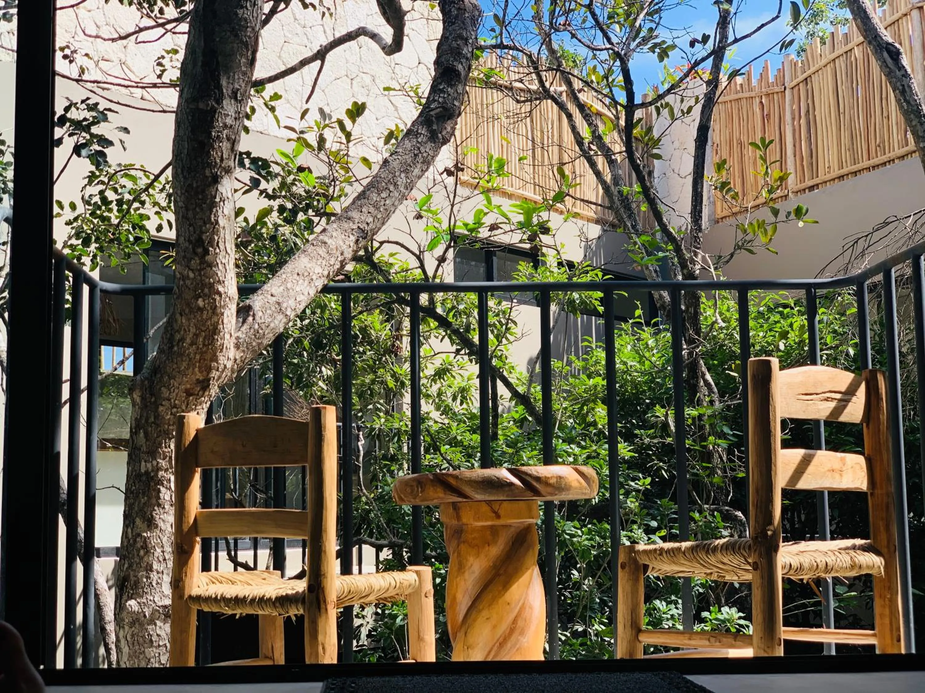 Garden in Vida Jungle Boho Apart 13 with special fee to access Hotel Bardo