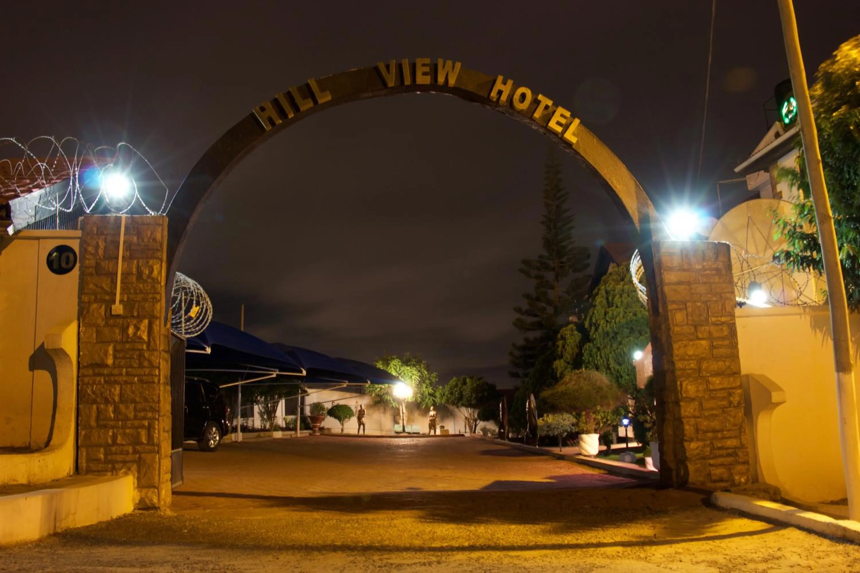 Facade/entrance in Hill View Hotel McCarthy Hills