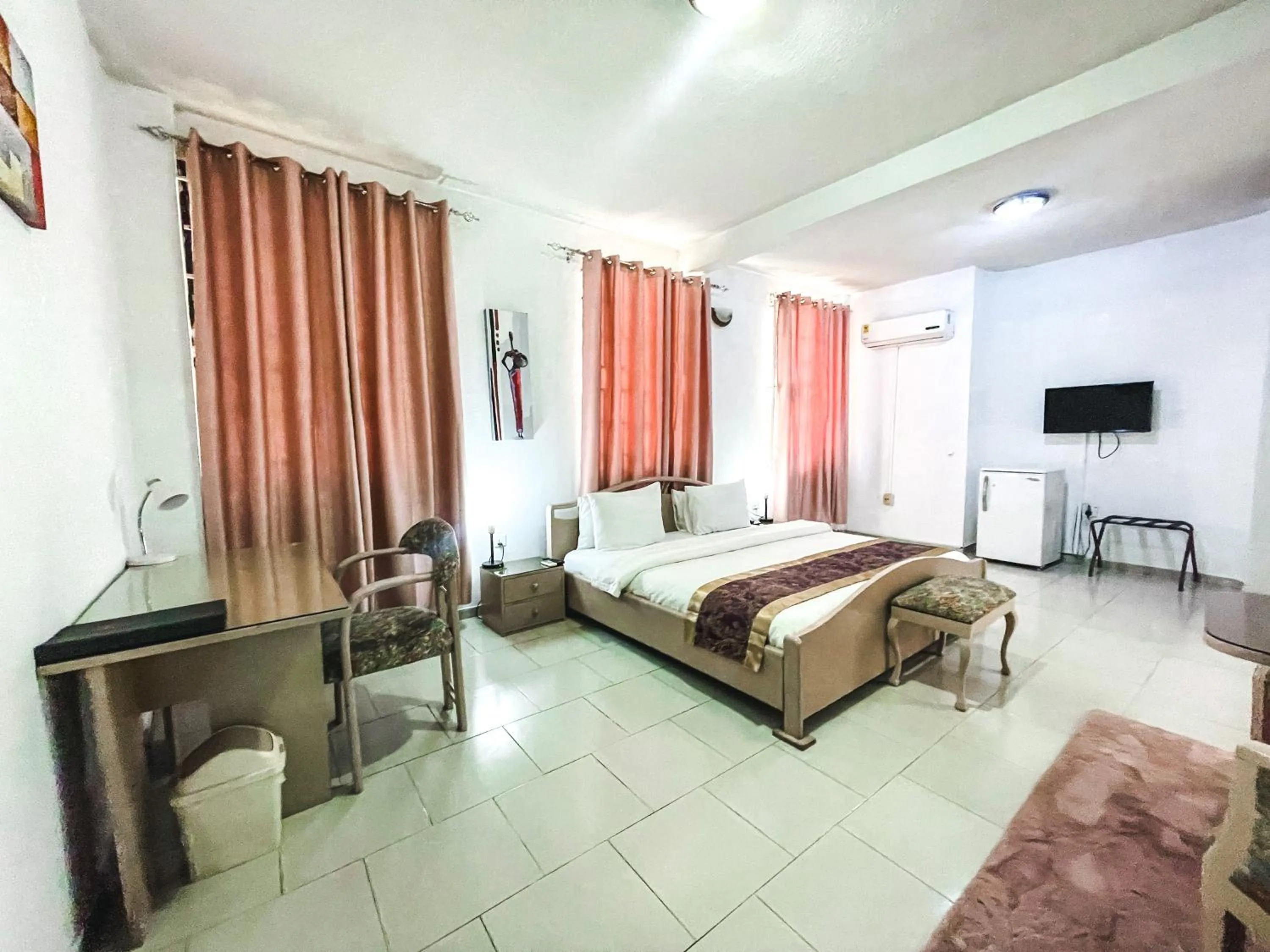 Photo of the whole room in Hill View Hotel McCarthy Hills