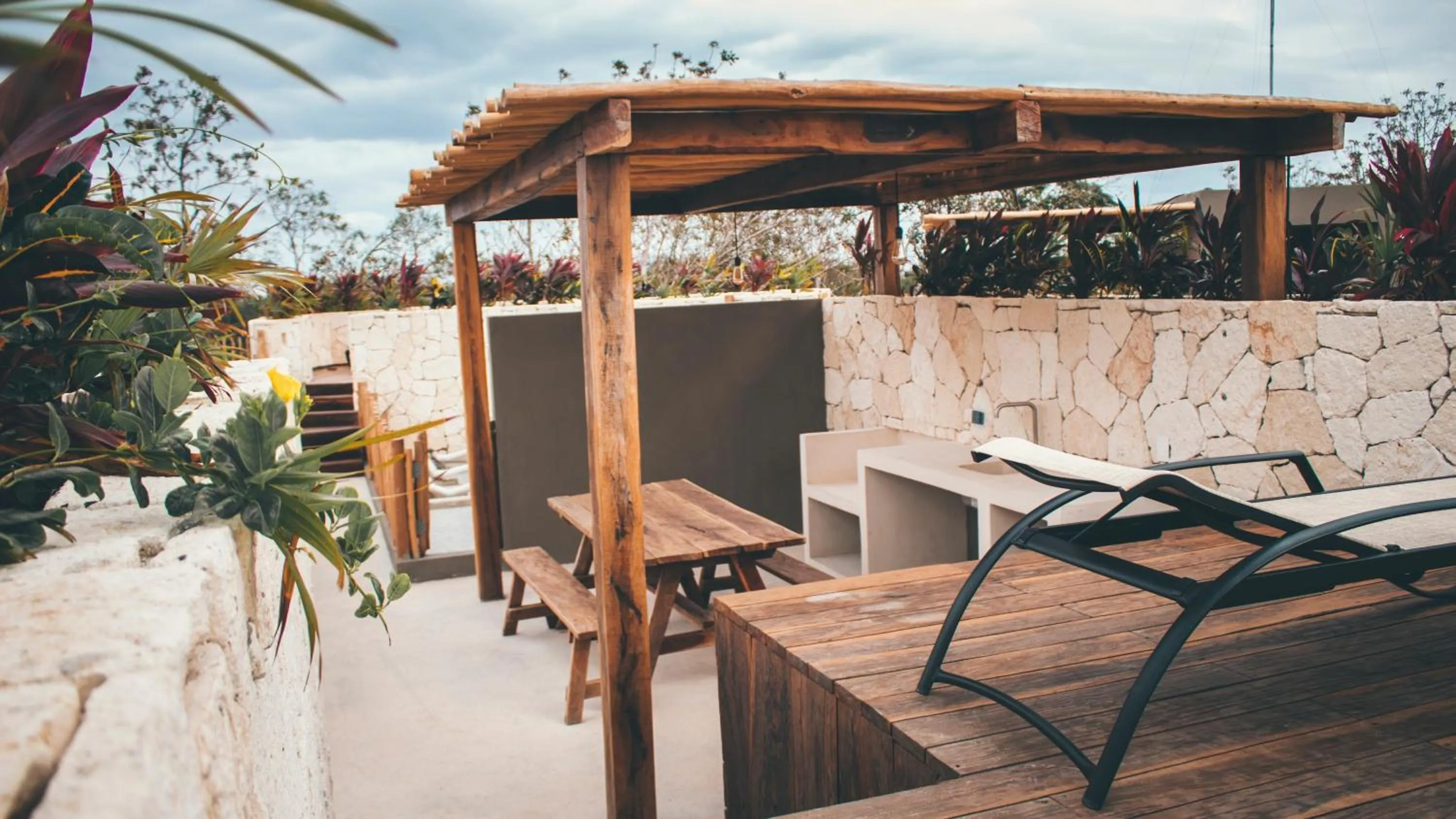 Patio in Vida Jungle Boho Apart 9 with special fee to access Hotel Bardo