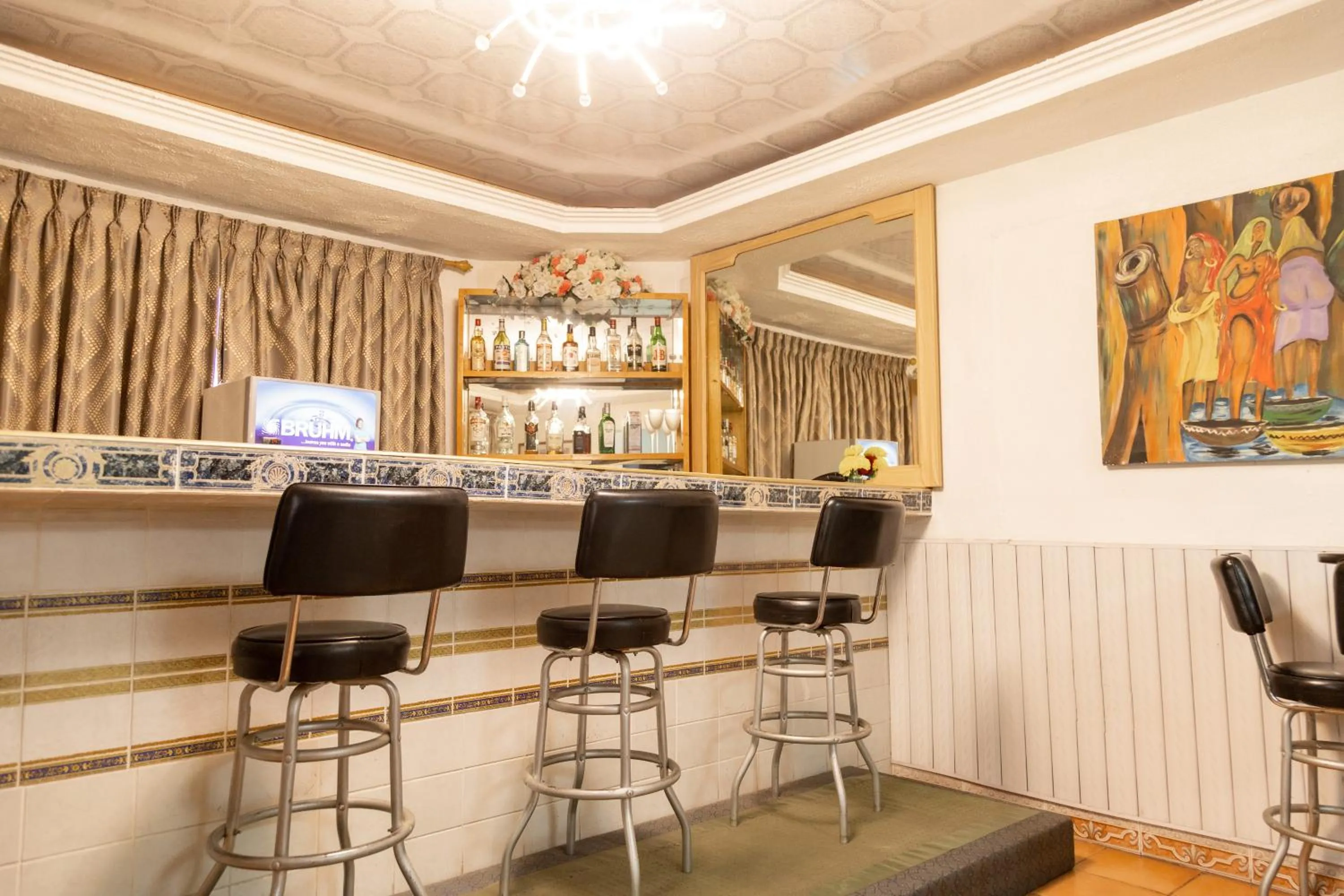 Hill View Hotel West Airport