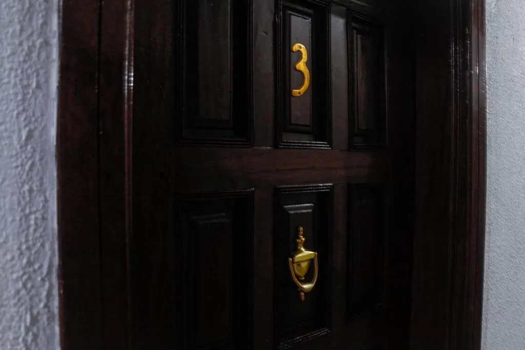 Hill View Hotel West Airport