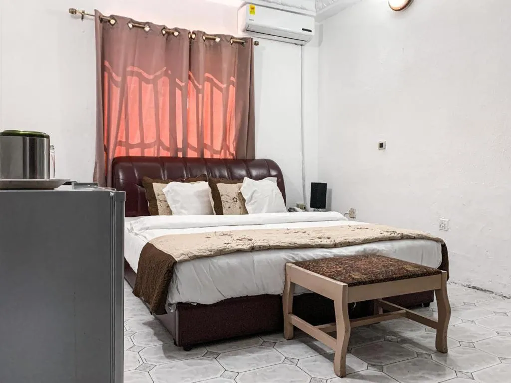 Bed in Hill View Hotel West Airport