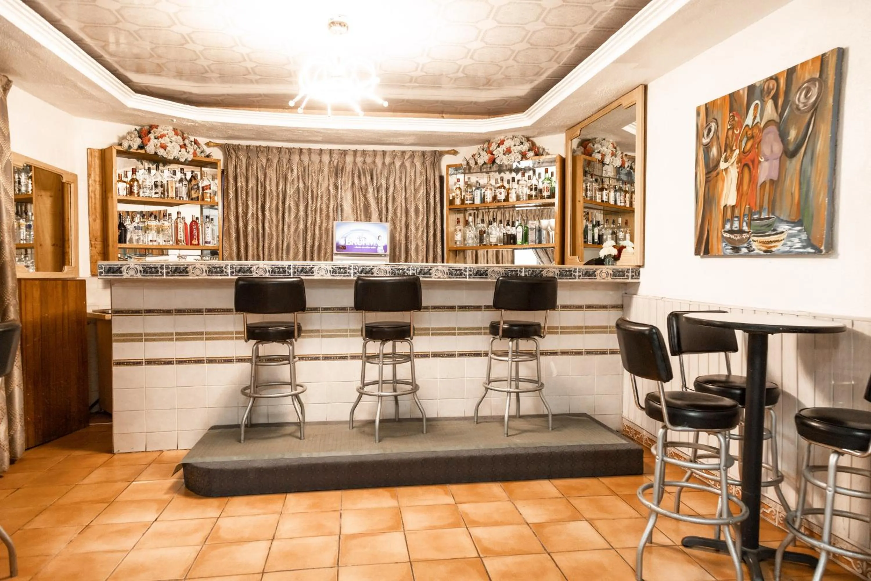 Hill View Hotel West Airport