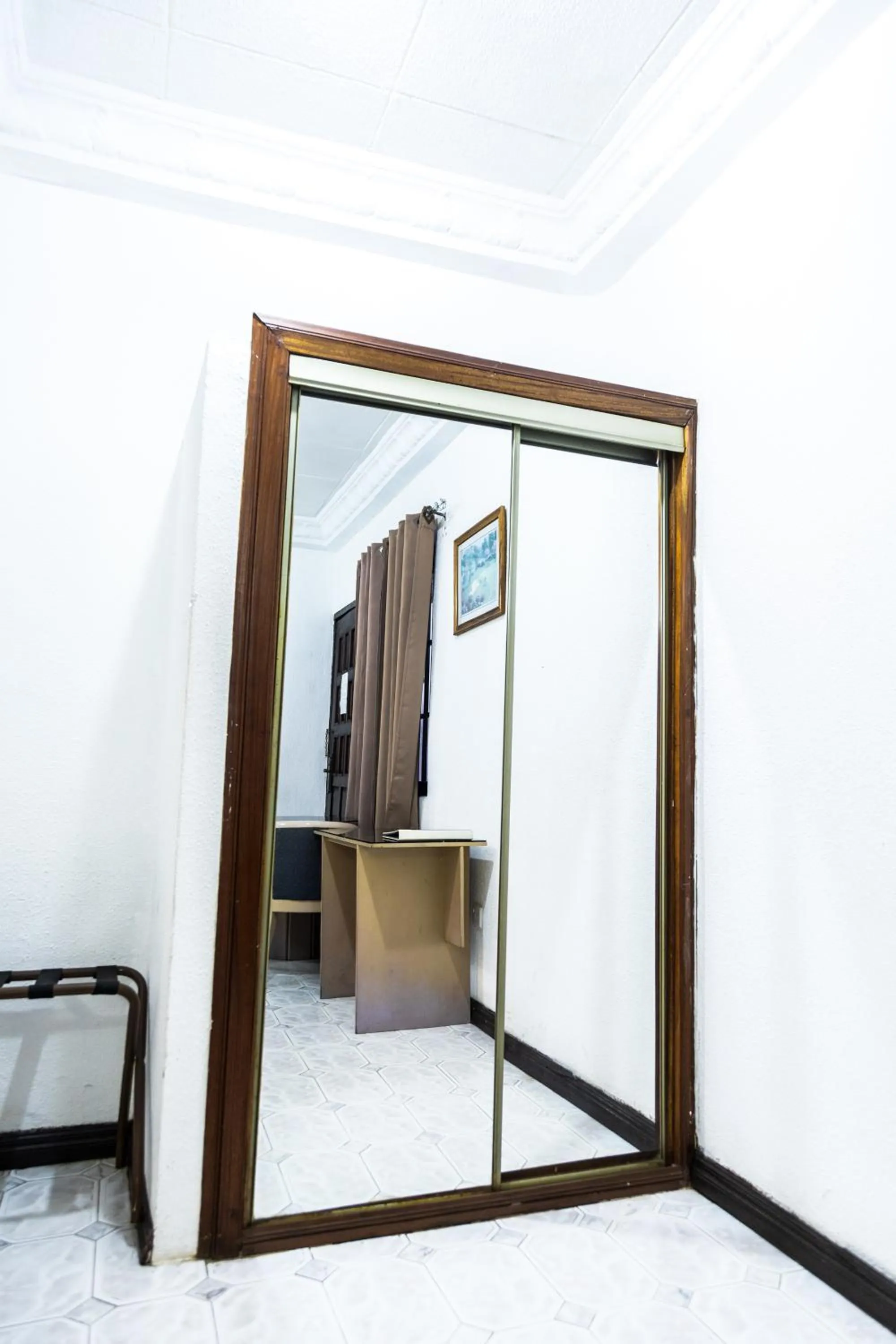 Hill View Hotel West Airport