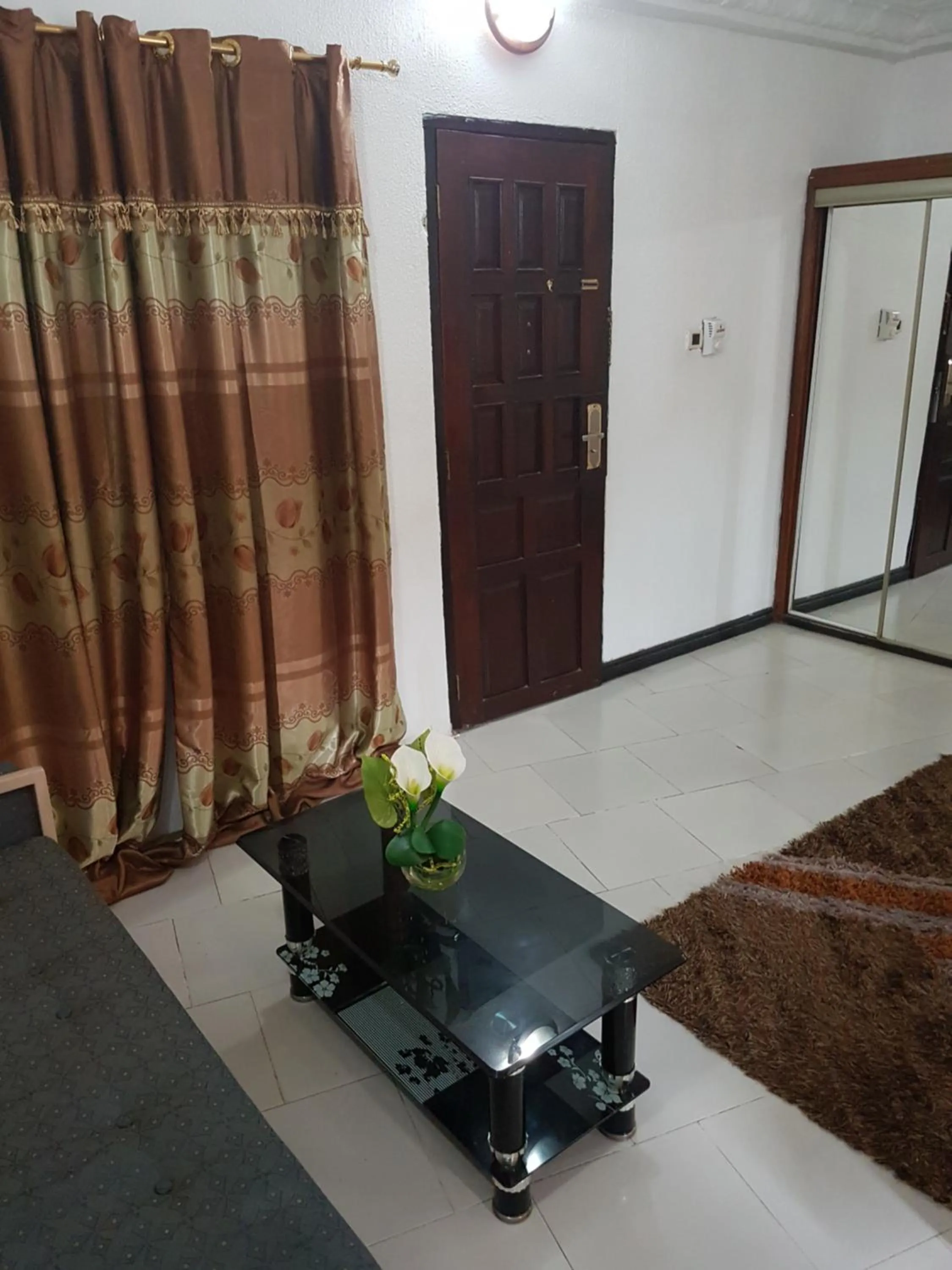 Photo of the whole room in Hill View Hotel West Airport