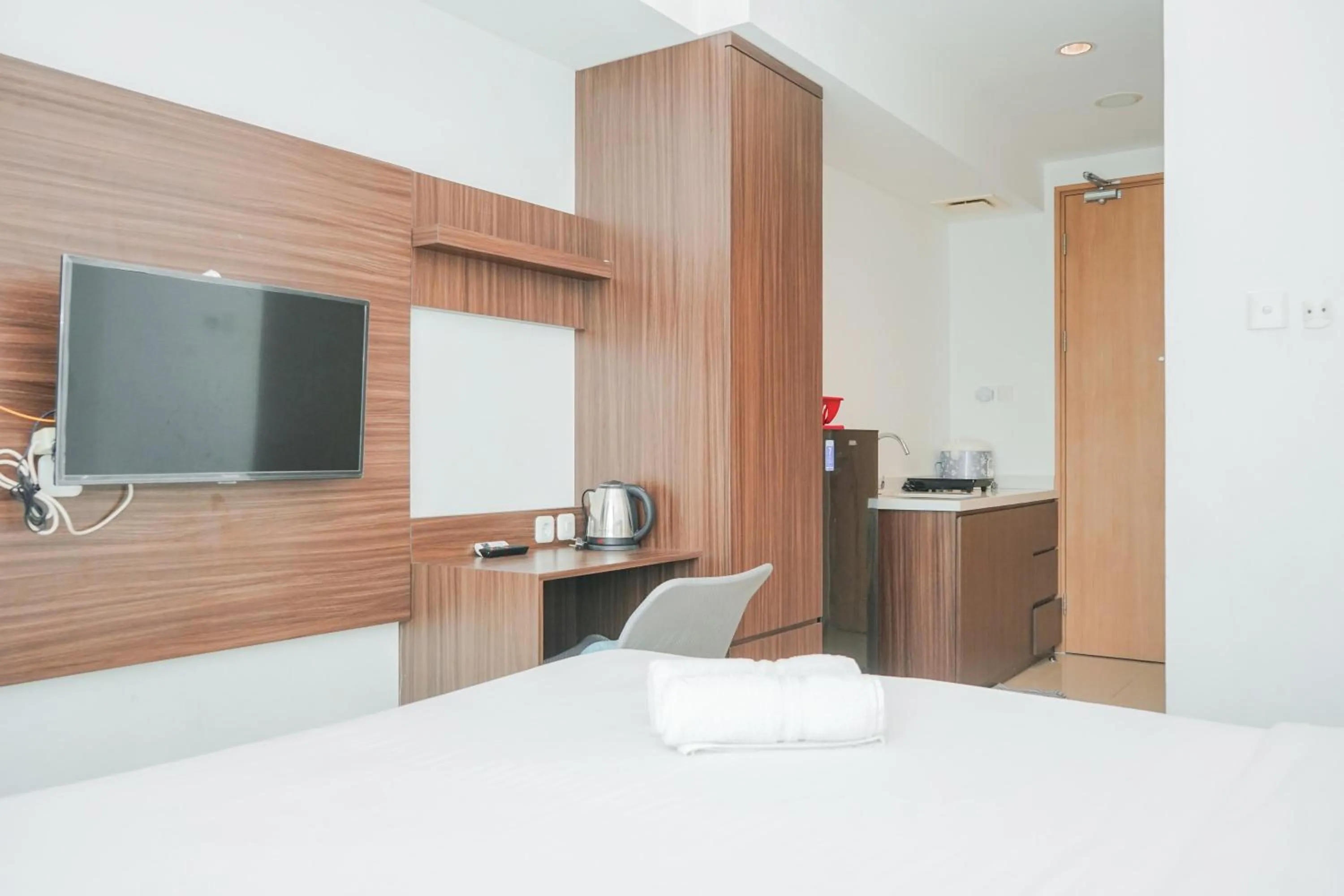 Bed in Modern Studio Apartment at Tree Park Cikokol By Travelio