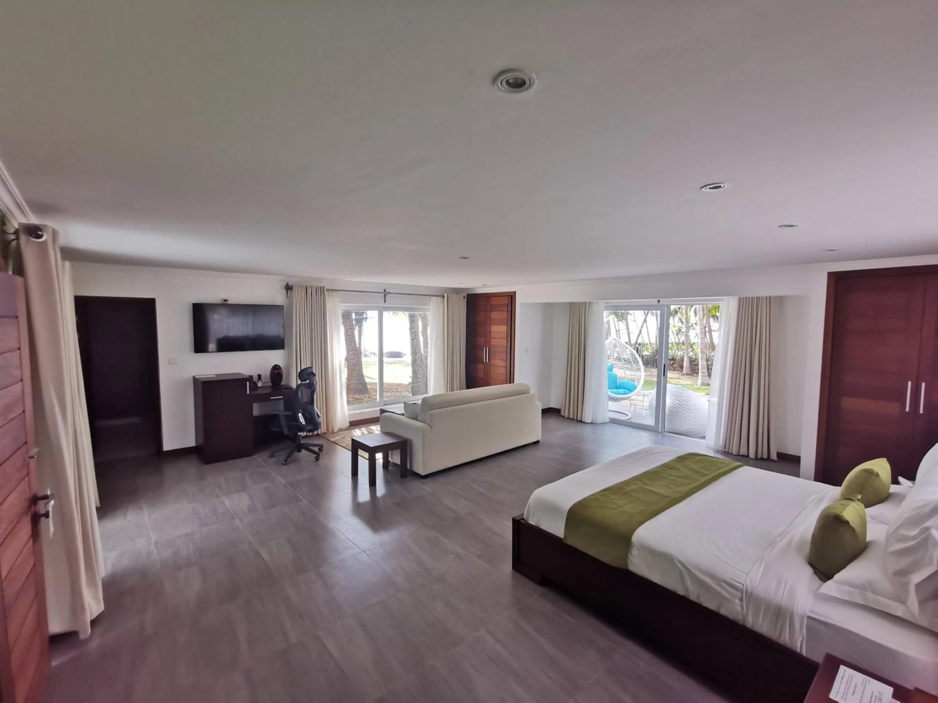 Bed in Searenity Beach Villa