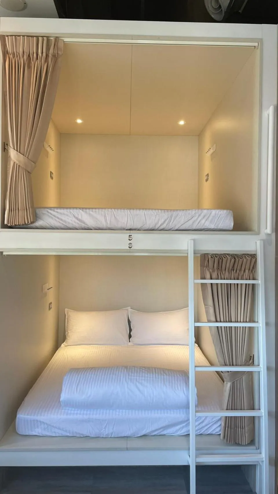 bunk bed, Bed in One Night Hostel