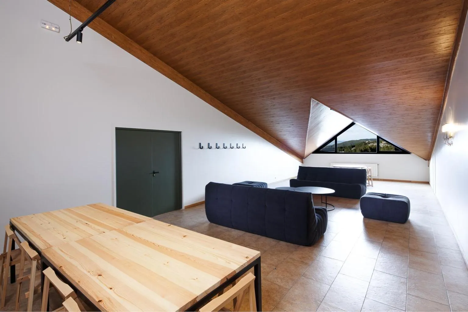 Communal lounge/ TV room in Abrigall Hostel Masella