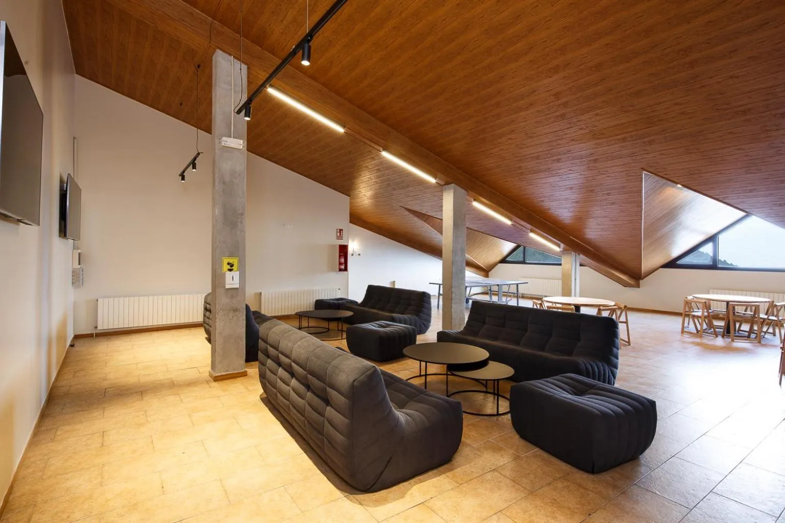 Communal lounge/ TV room in Abrigall Hostel Masella