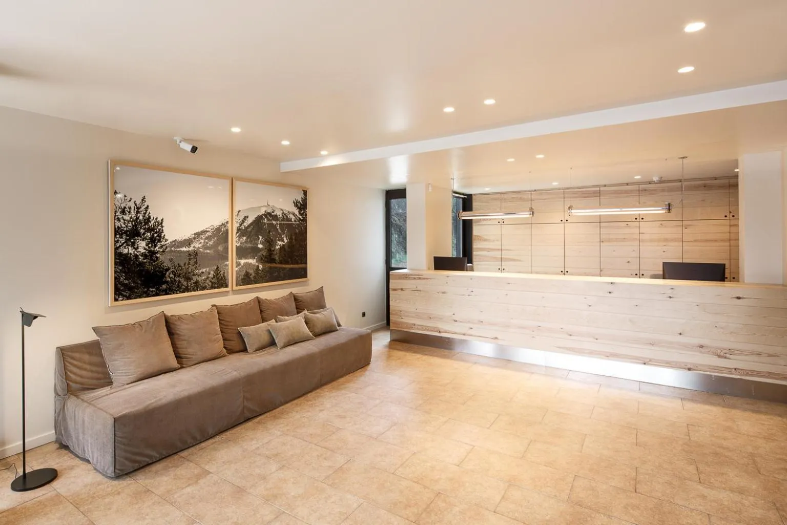 Lobby or reception in Abrigall Hostel Masella