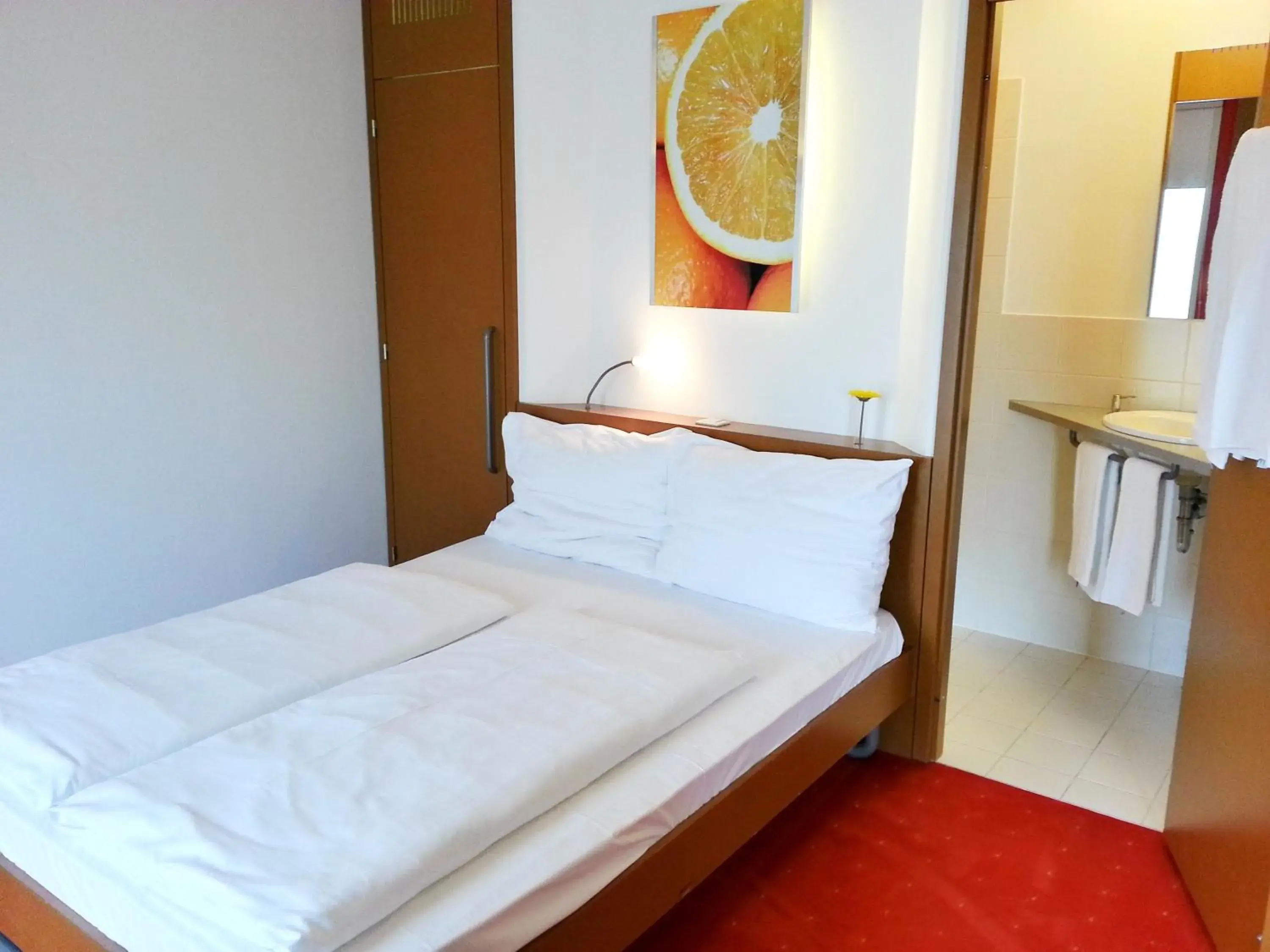 Standard Double/Twin Room in Orange Wings Wiener Neustadt Standard Double/Twin Room in Orange Wings Wiener Neustadt