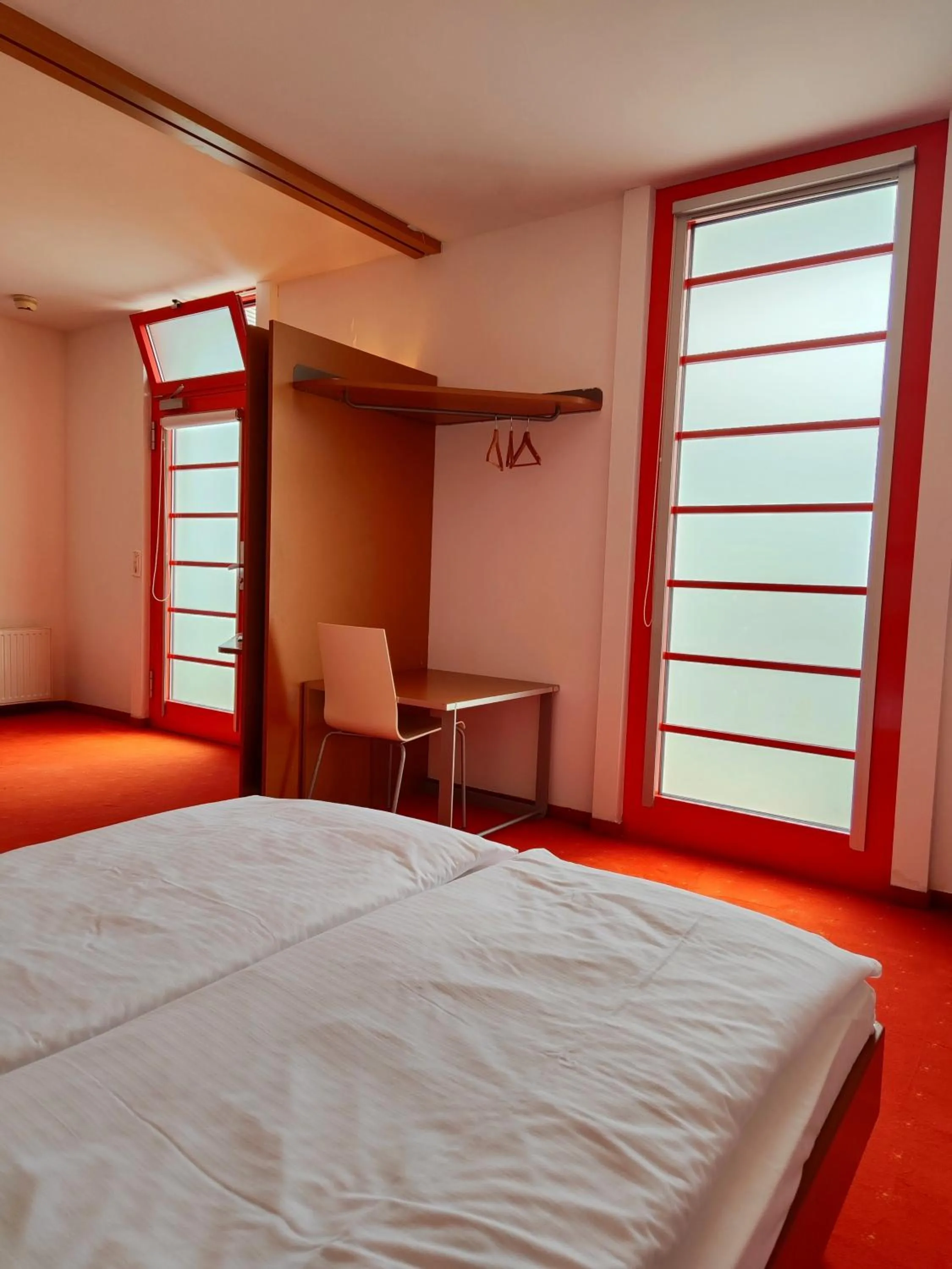Photo of the whole room, Bed in Orange Wings Wiener Neustadt