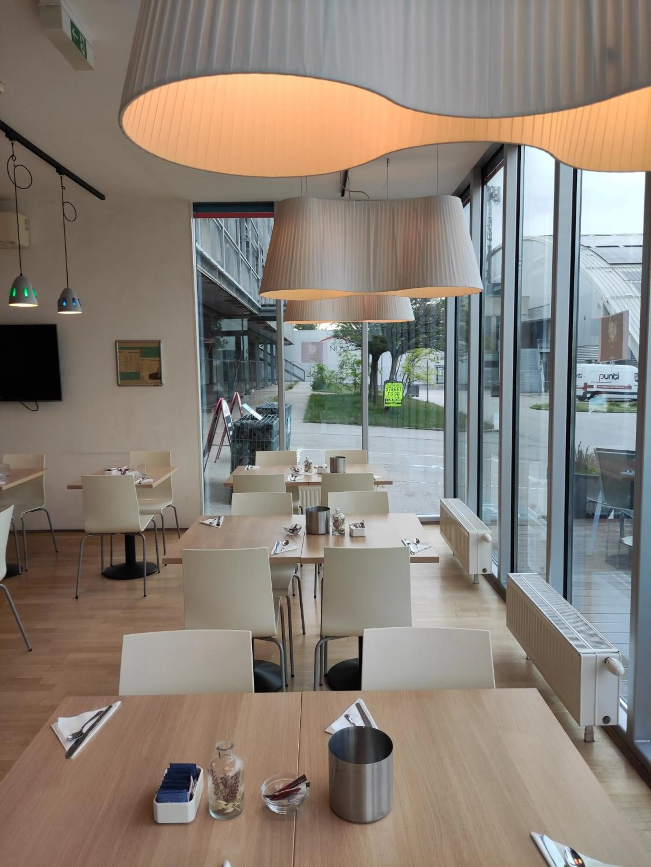 Restaurant/places to eat in Orange Wings Wiener Neustadt