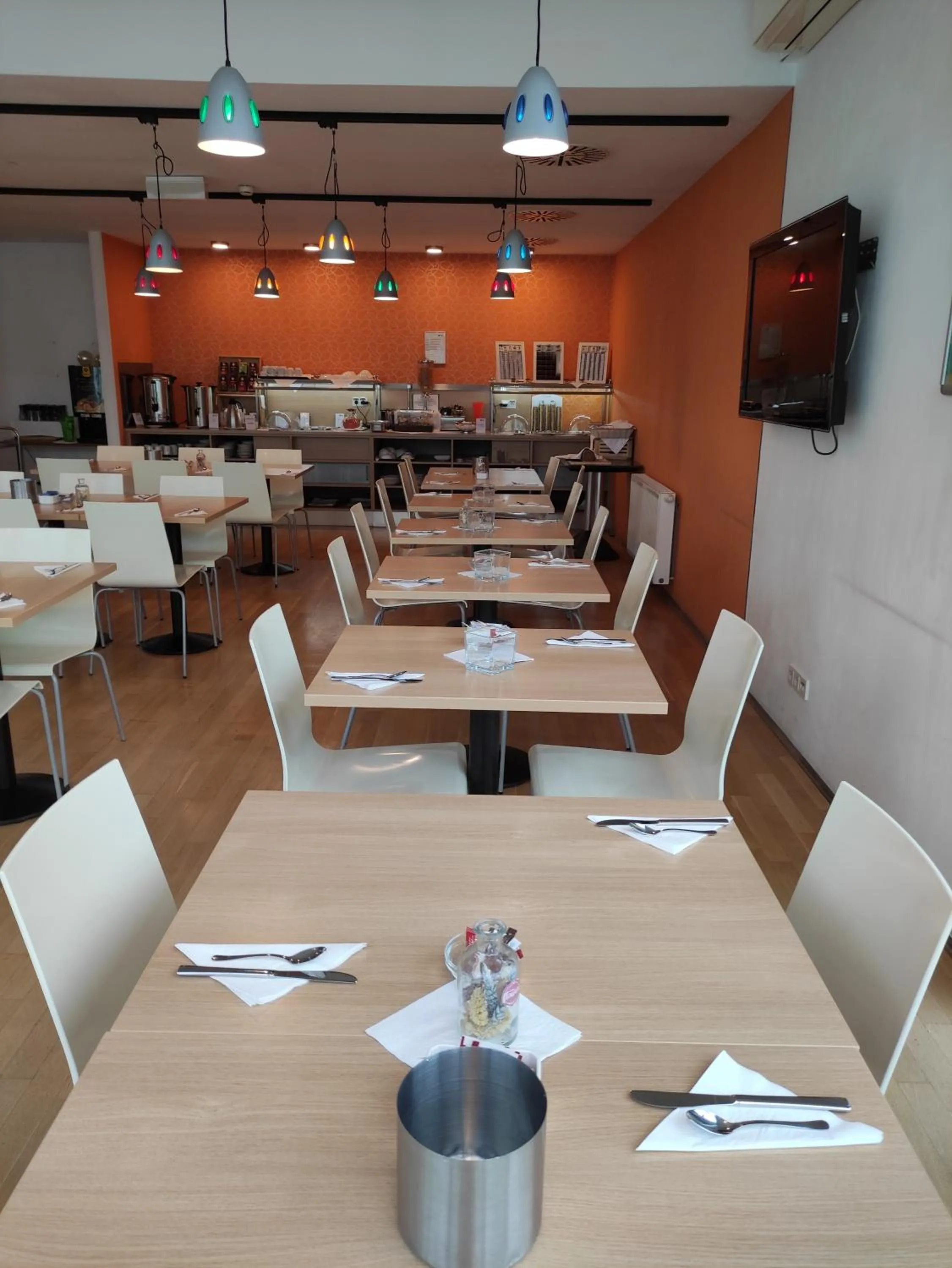 Restaurant/places to eat in Orange Wings Wiener Neustadt