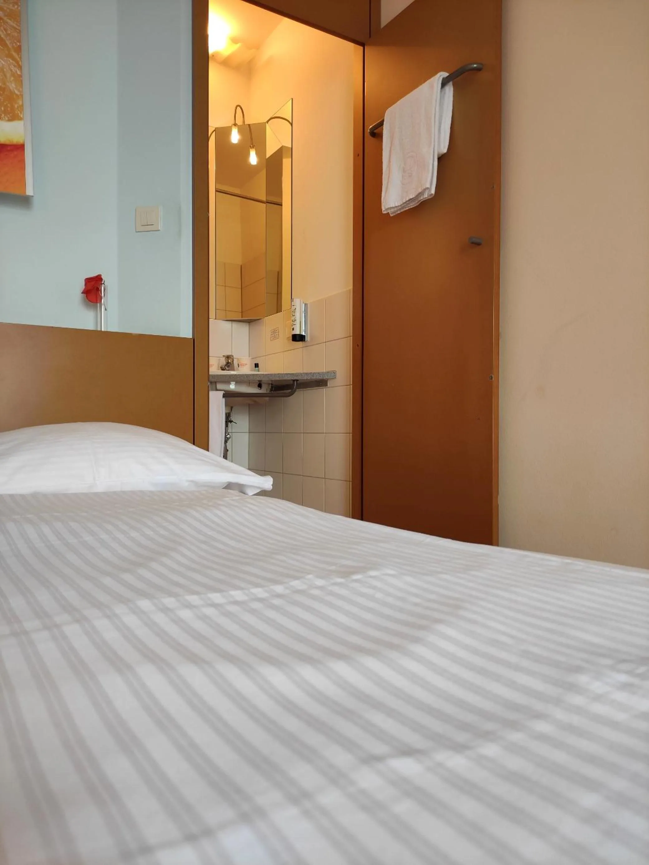 Photo of the whole room, Bed in Orange Wings Wiener Neustadt