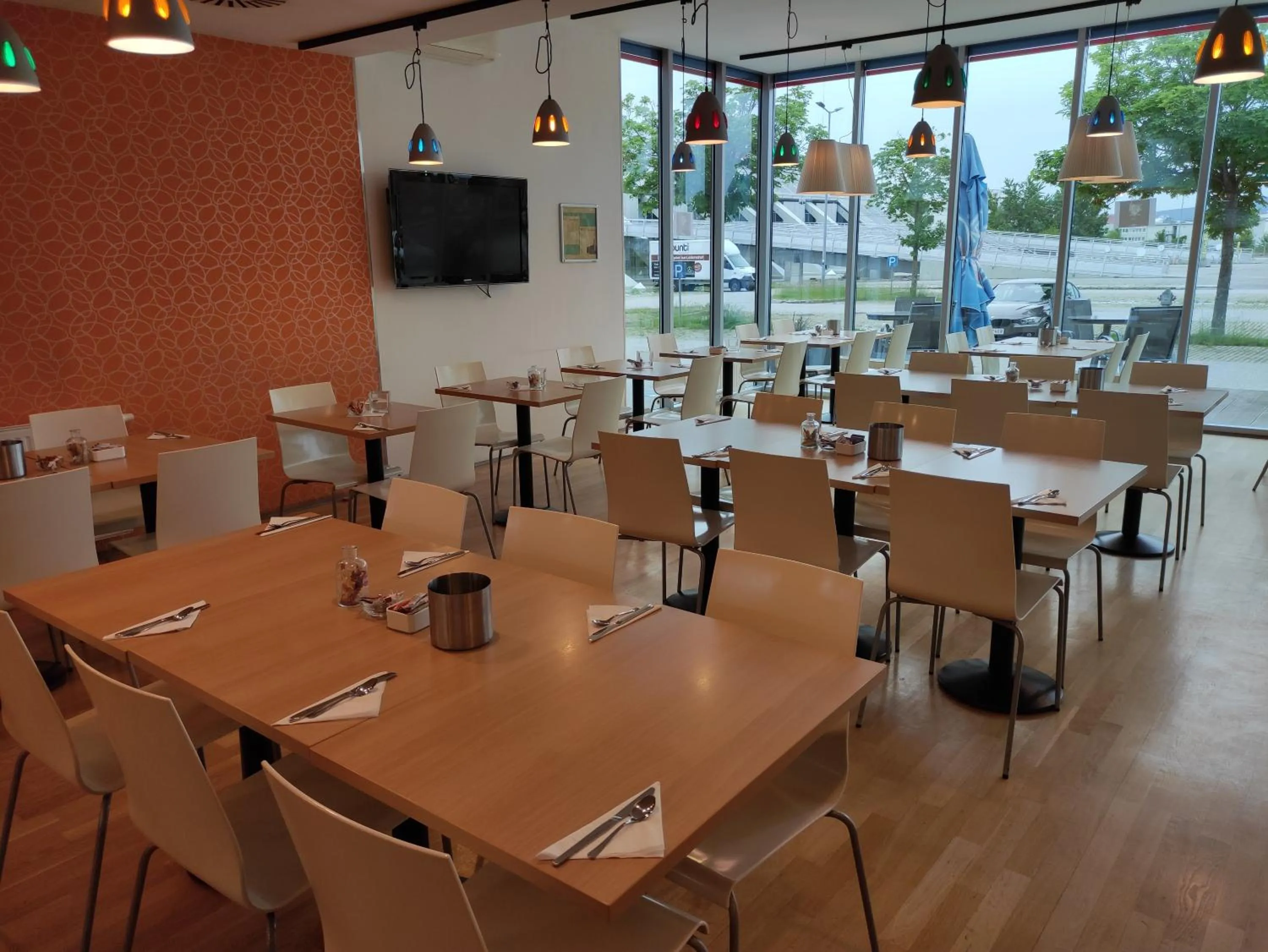 Restaurant/places to eat in Orange Wings Wiener Neustadt