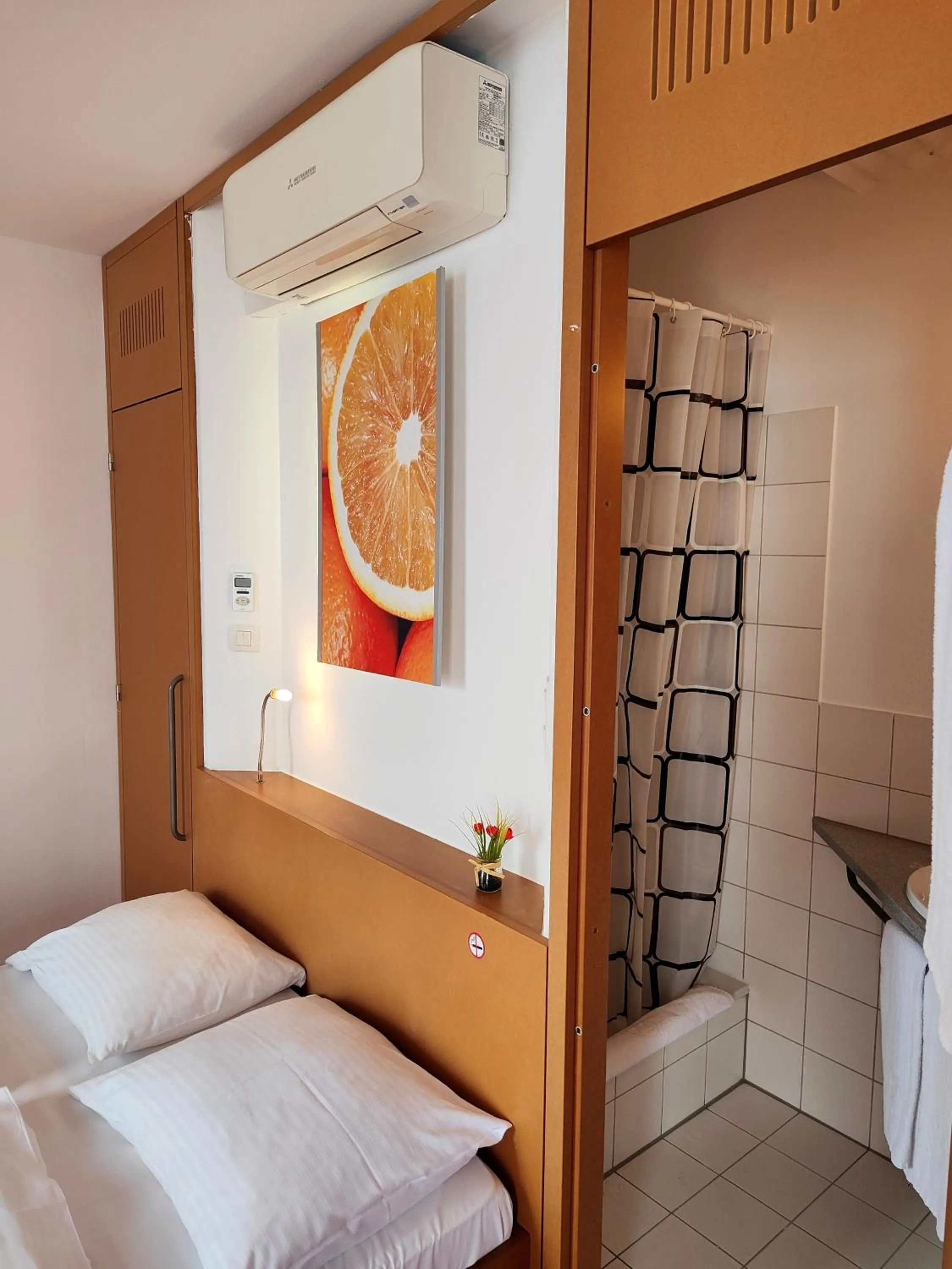 Bathroom, Bed in Orange Wings Wiener Neustadt