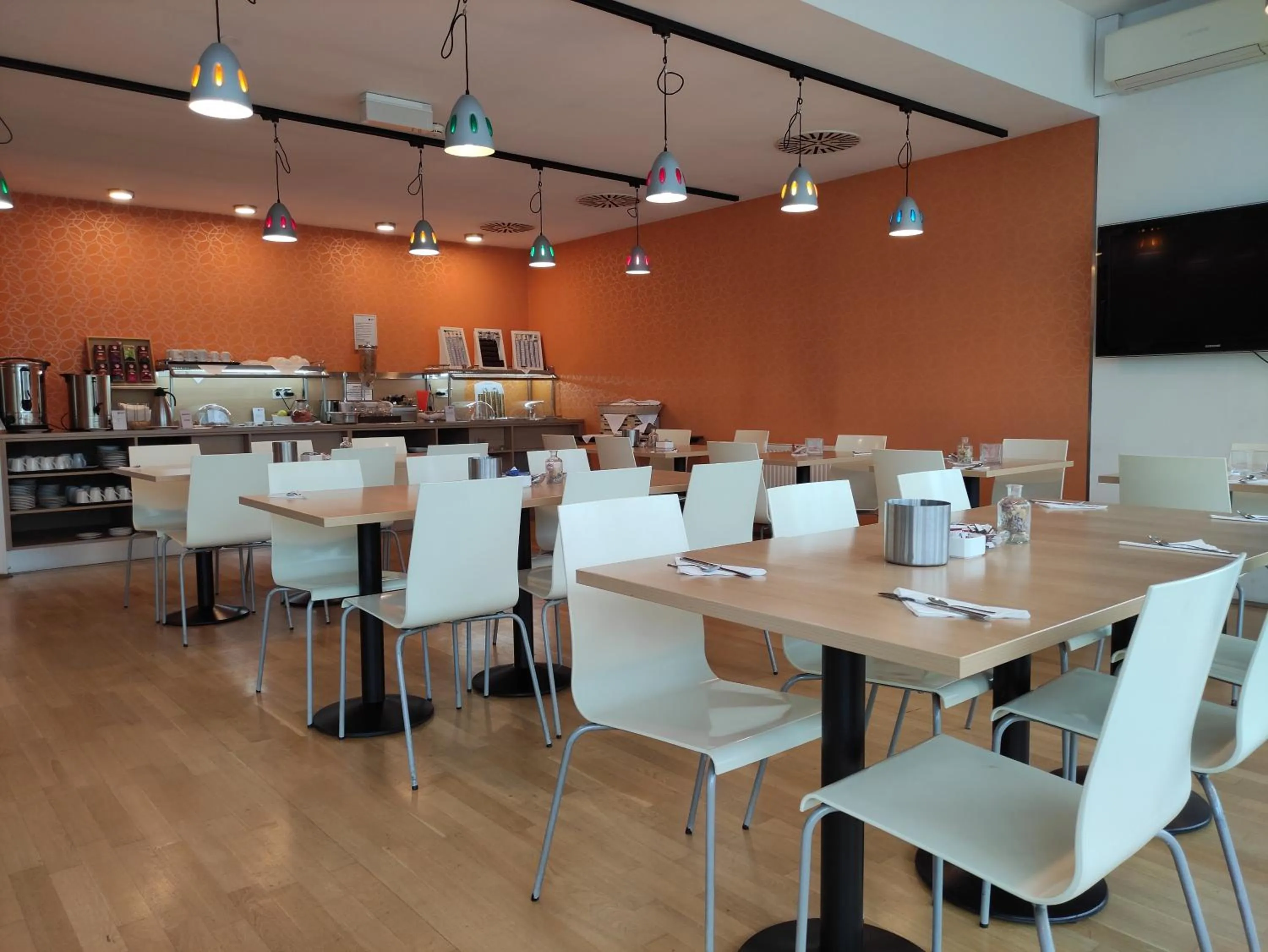 Breakfast in Orange Wings Wiener Neustadt