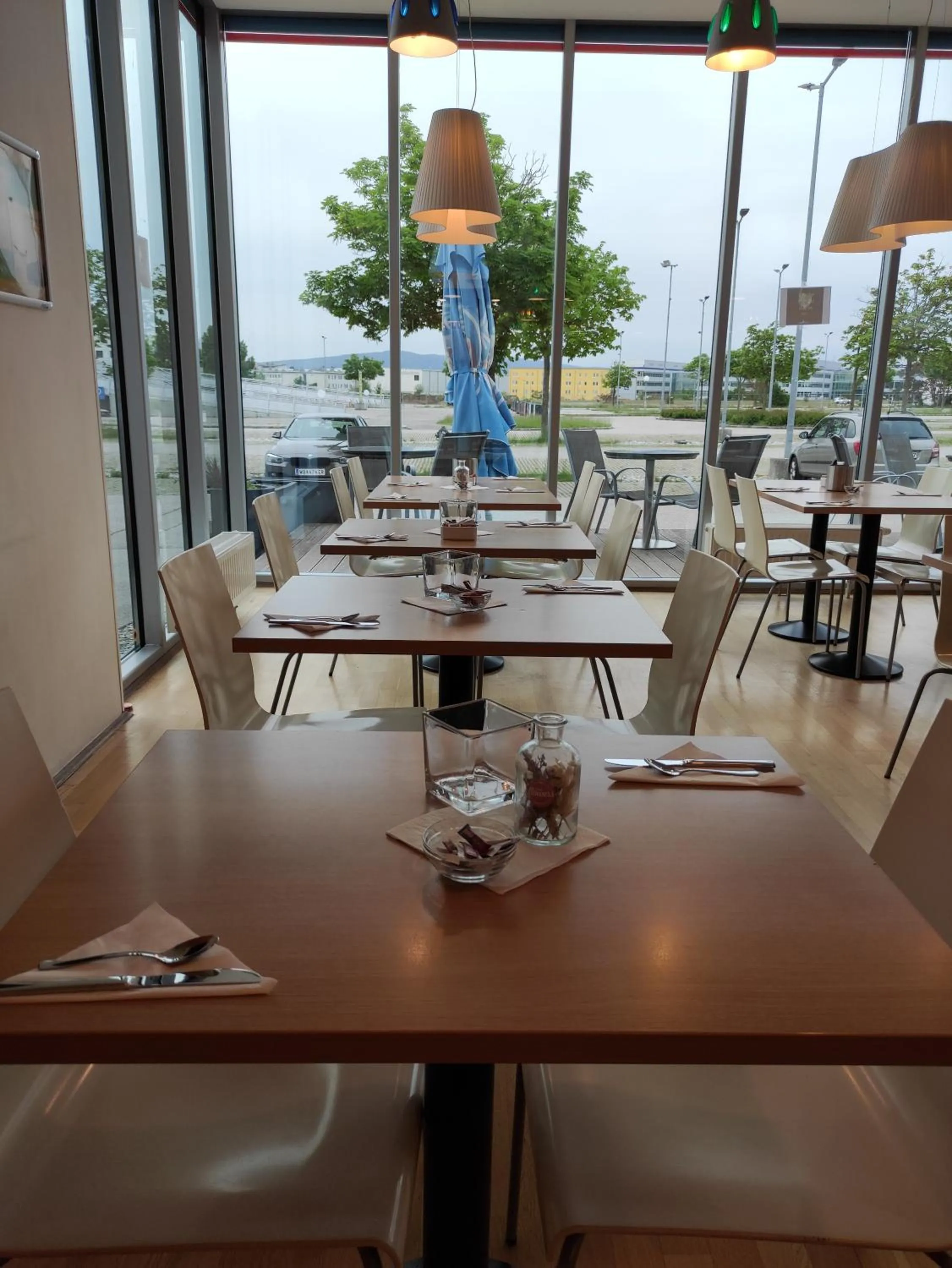 Restaurant/places to eat in Orange Wings Wiener Neustadt