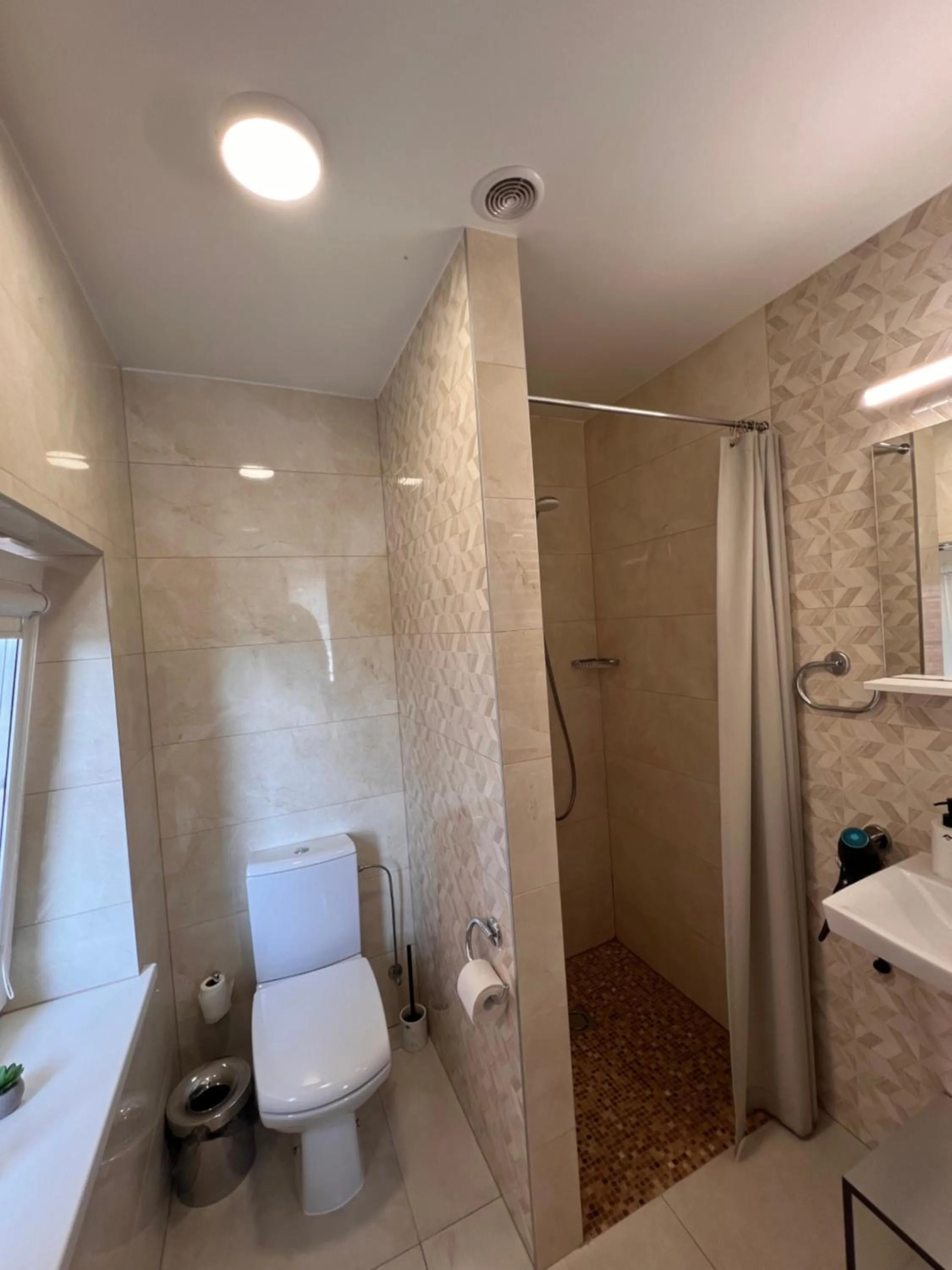 Shower in 1912 Bed & Breakfast
