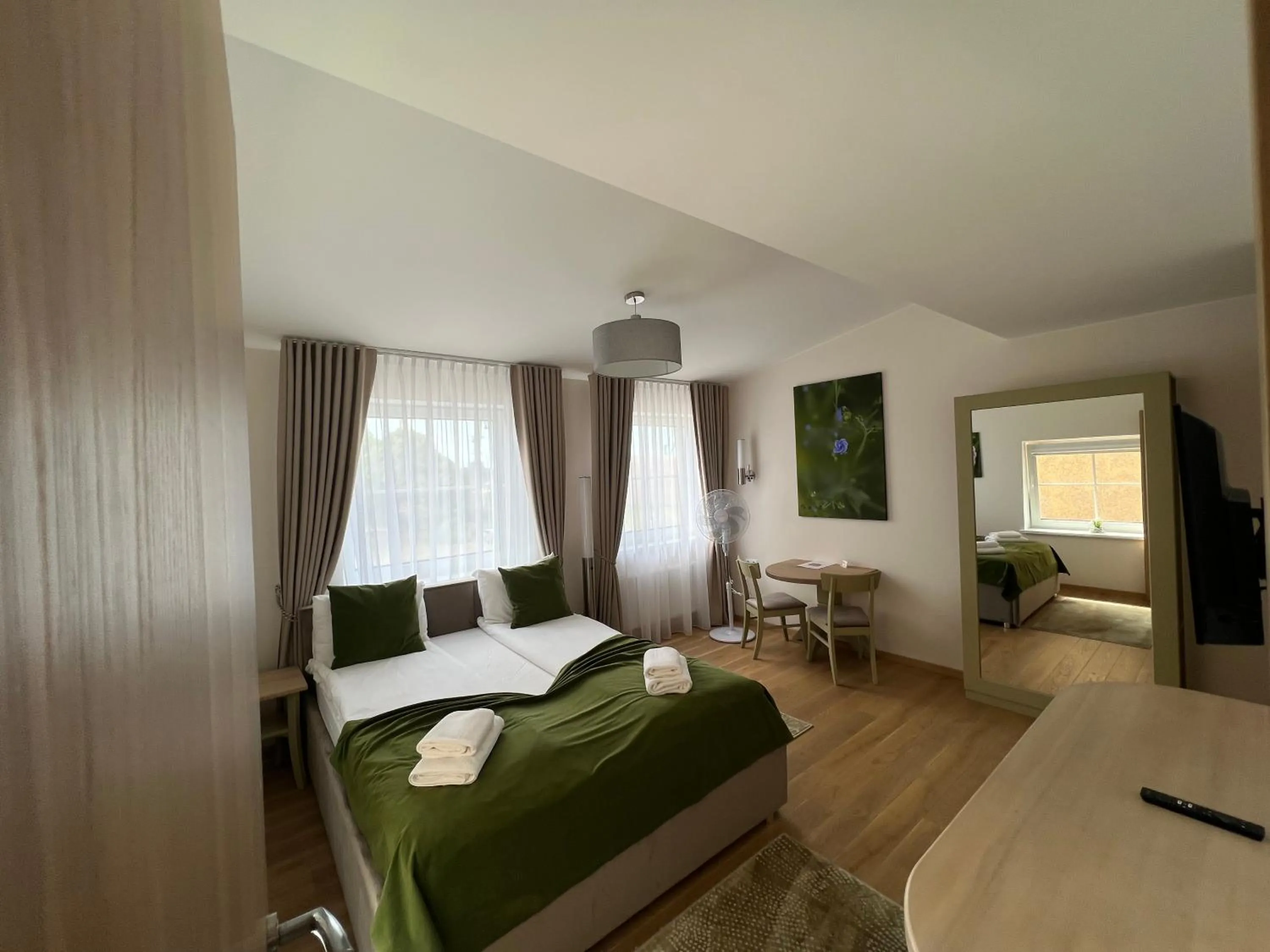 Photo of the whole room, Bed in 1912 Bed & Breakfast