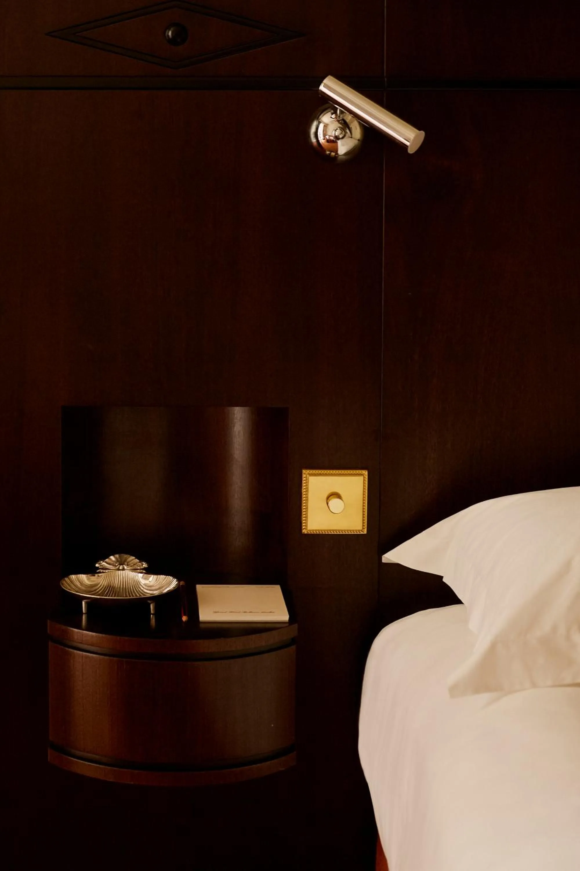 Bed in Grand Hotel Bellevue London