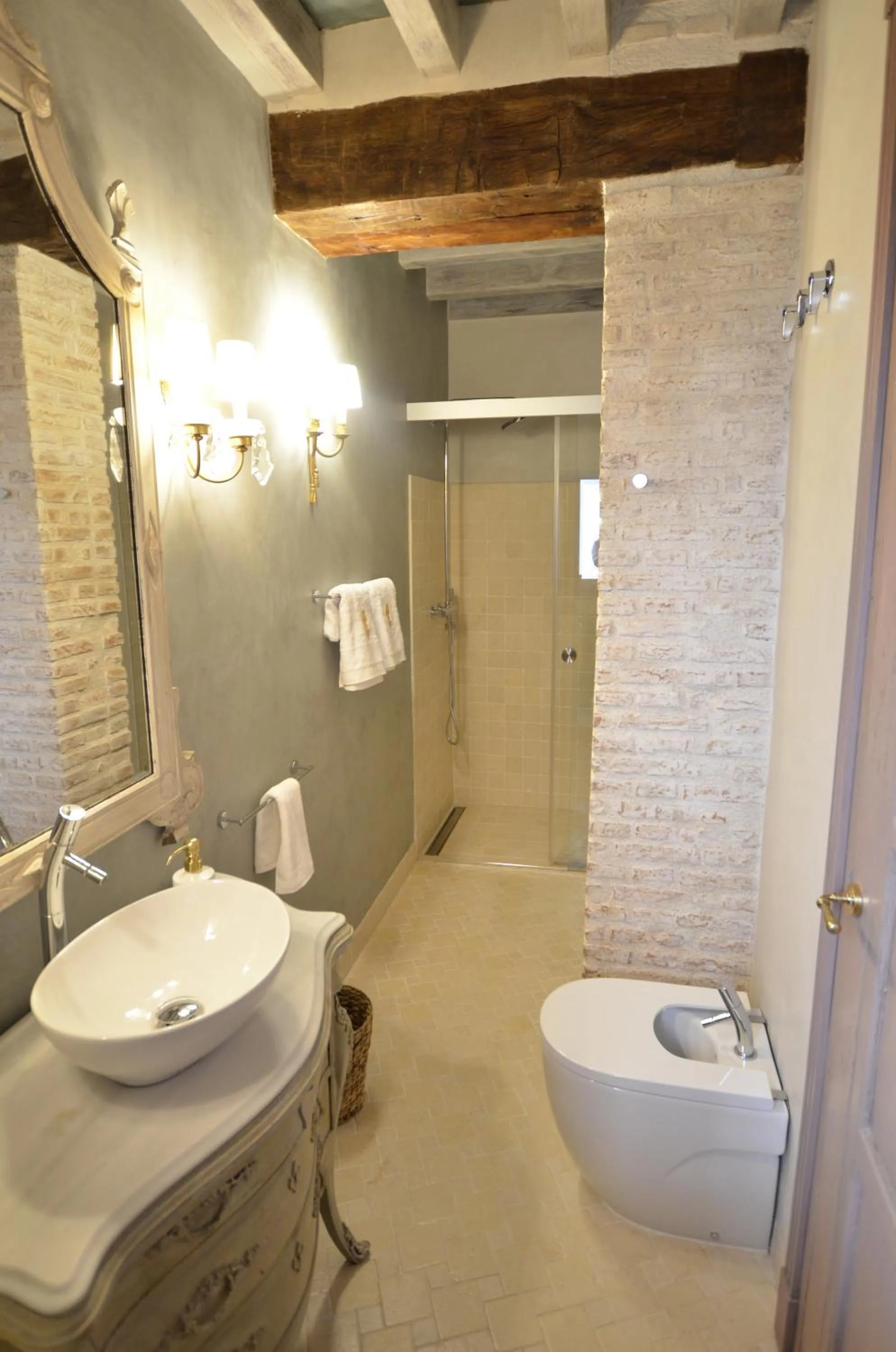 Shower in La Corrala del Realejo